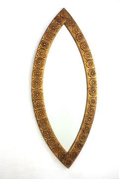 Grande specchio ovale a punta floreale in legno dorato intagliato, Spagna, anni '50