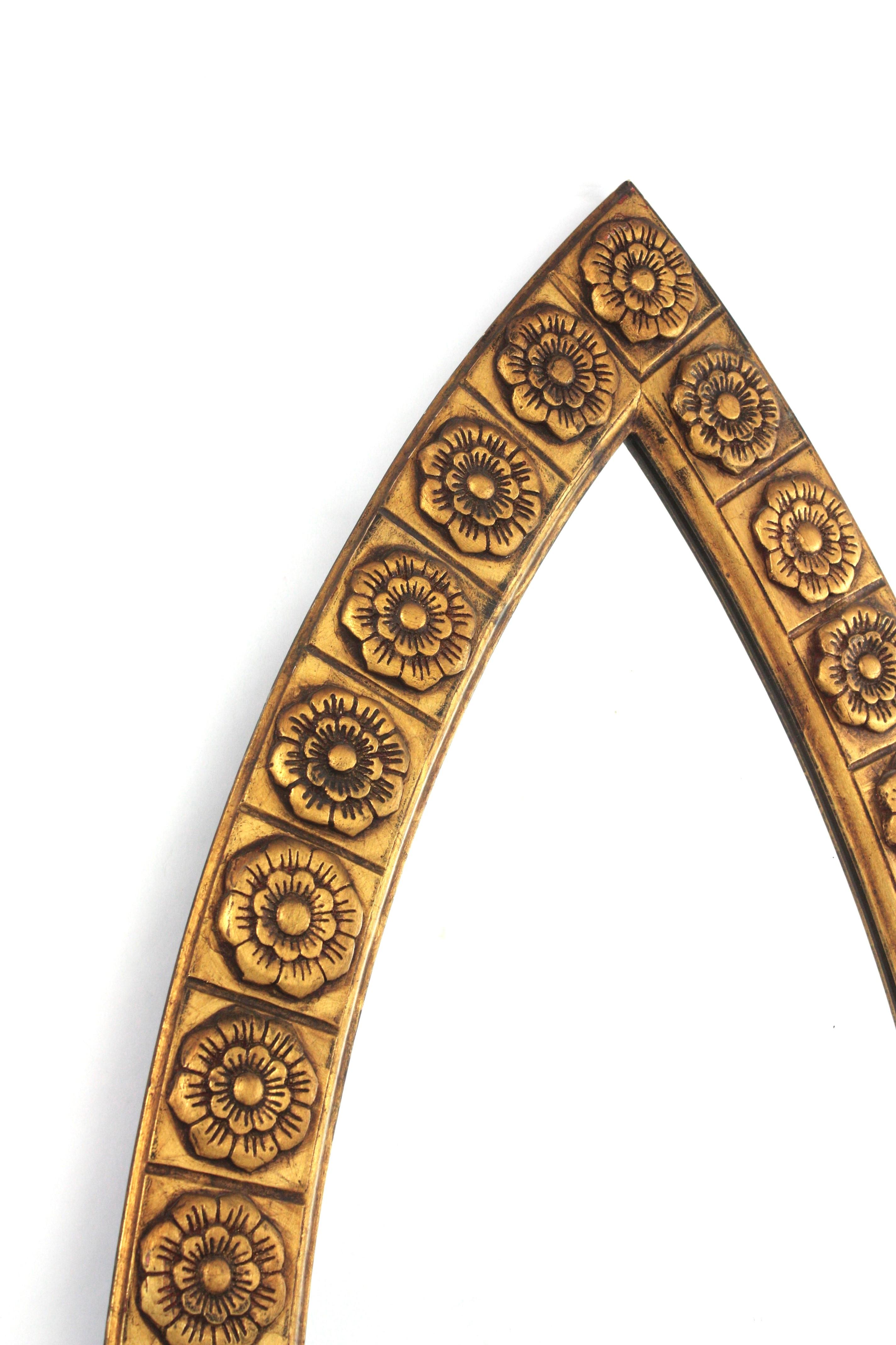 Large Floral Pointed Oval Mirror in Carved Giltwood, Spain 1950s In Good Condition For Sale In Barcelona, ES