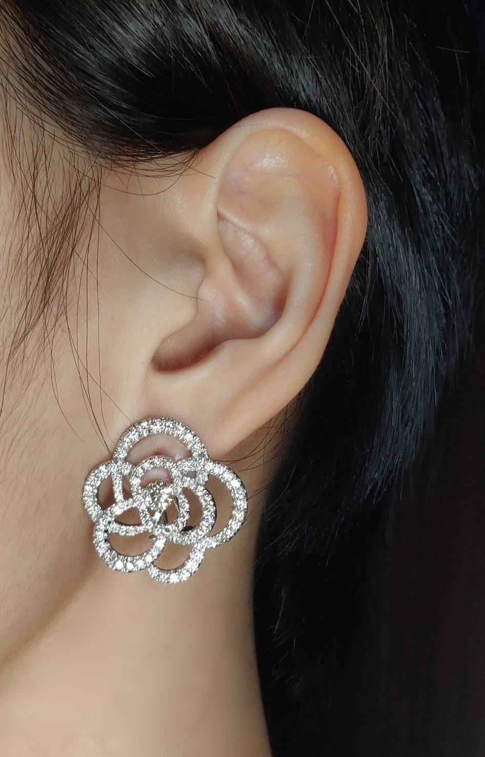 Large Floral Silhouette Diamond Clip-On Earrings in 18 Karat White Gold

Gold: 18K White Gold, 17.622 g
Diamond: 3.44 ct

Dimensions: 28 mm x 27 mm

Also available in small and medium sizes.