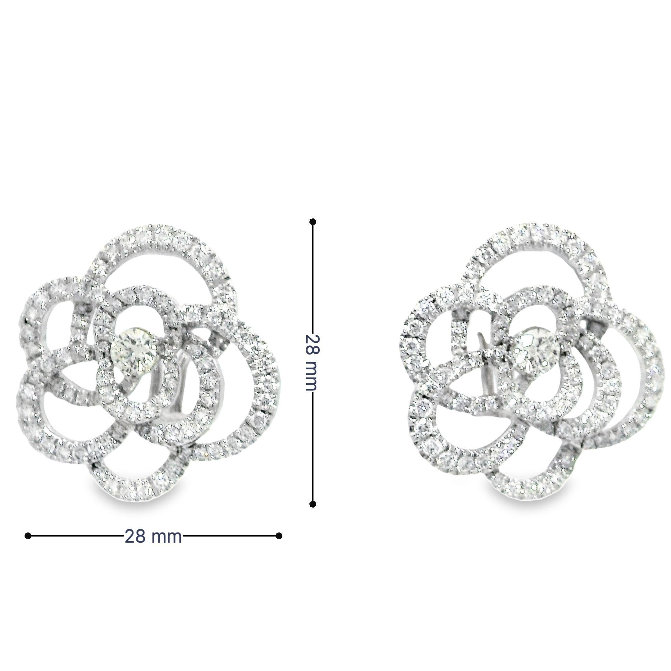 Questi squisiti orecchini di diamanti in oro bianco 18 carati sono un esempio di eleganza e raffinatezza senza tempo. Realizzati con un'eccezionale attenzione ai dettagli, gli orecchini presentano un'ipnotica Silhouette floreale che cattura lo