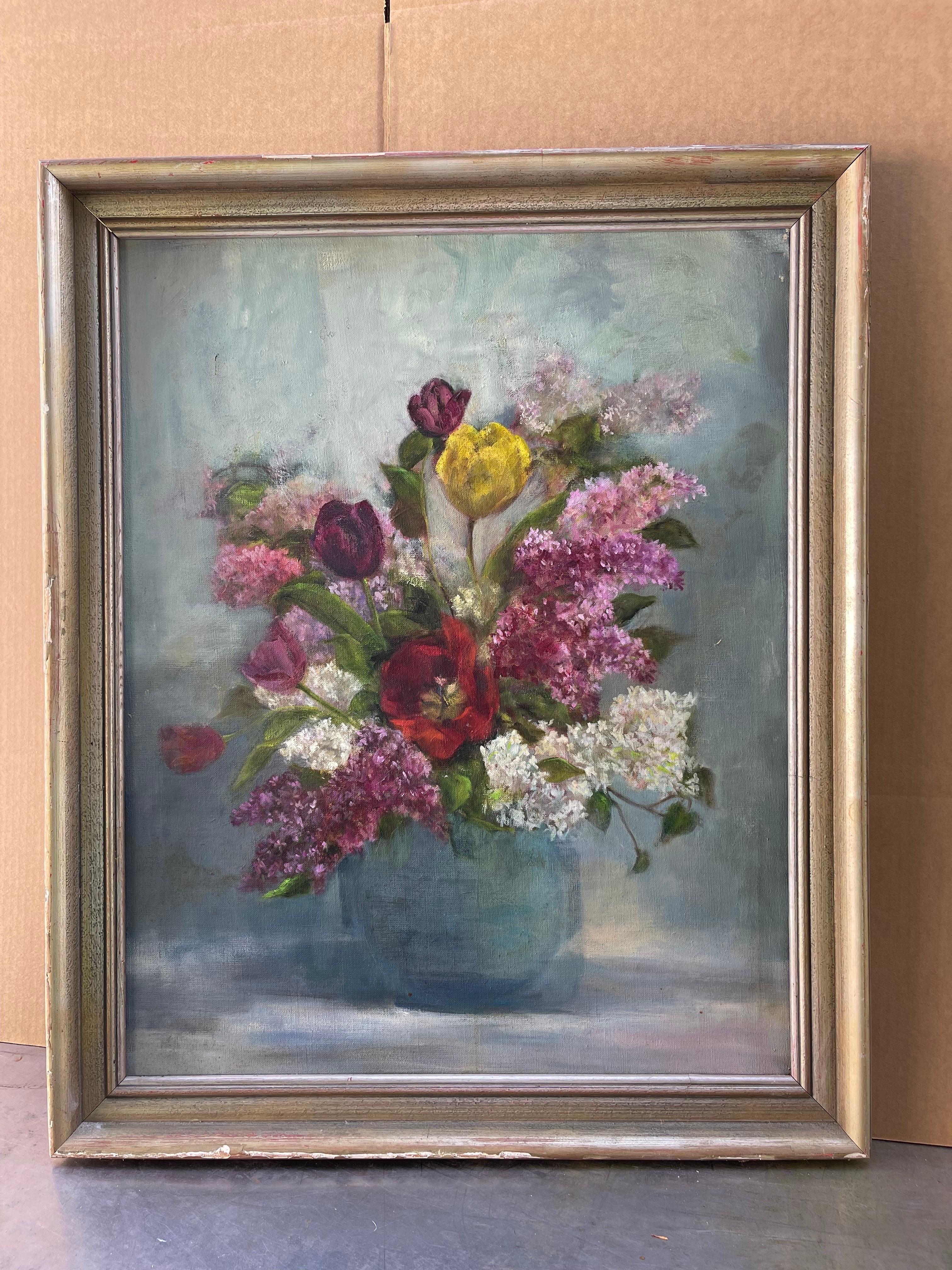 Grande natura morta floreale olio su tela. Colori pastello tenui con blu e grigio, rosa e bianco. I fiori sono ortensie e tulipani. Custodito in una cornice di gesso grigio argento. Un pezzo romantico perfetto da portare ovunque.