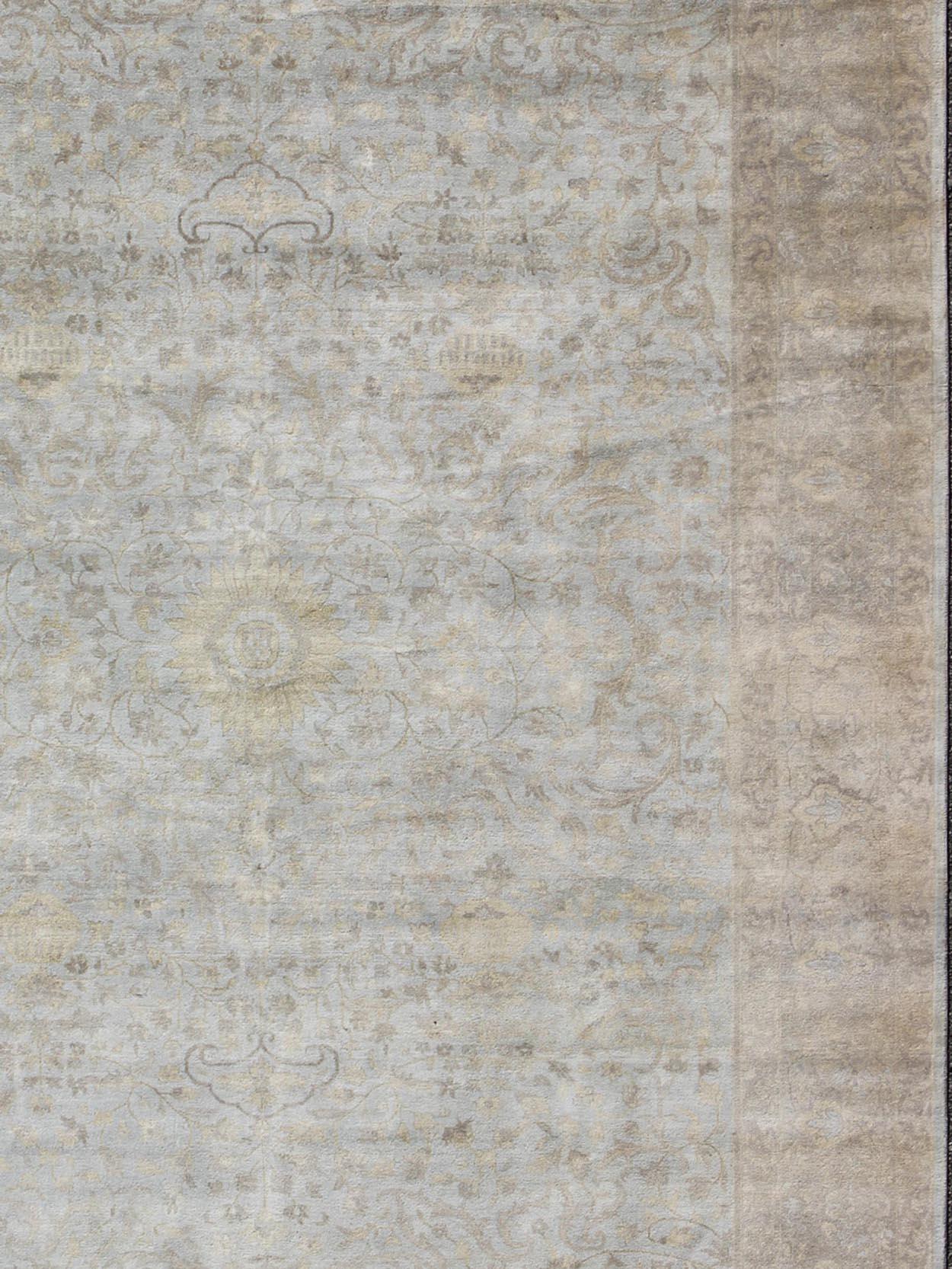 Grande Tabriz à fleurs avec motif floral en Lt. Bleu par Keivan Woven Arts. Tabriz floral de couleur claire en bleu clair, divers bruns, jaune, gris et taupe. Keivan Woven Arts/ tapis OB-9364932-5890017, pays d'origine / type : Inde / Tabriz, vers