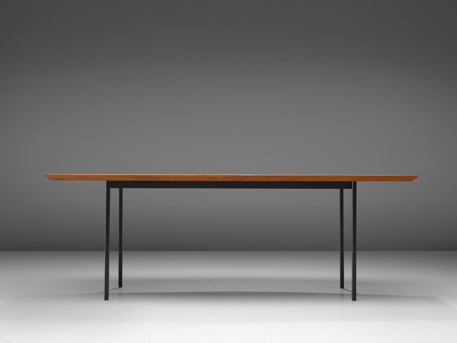 Knoll International, walnut, metal, table model 580, United States, 1958-1976.

Large dining table with boat shaped top in walnut. The table can seat 8 people. The table has four circular legs. The tabletop features a bevelled, edge, made of a