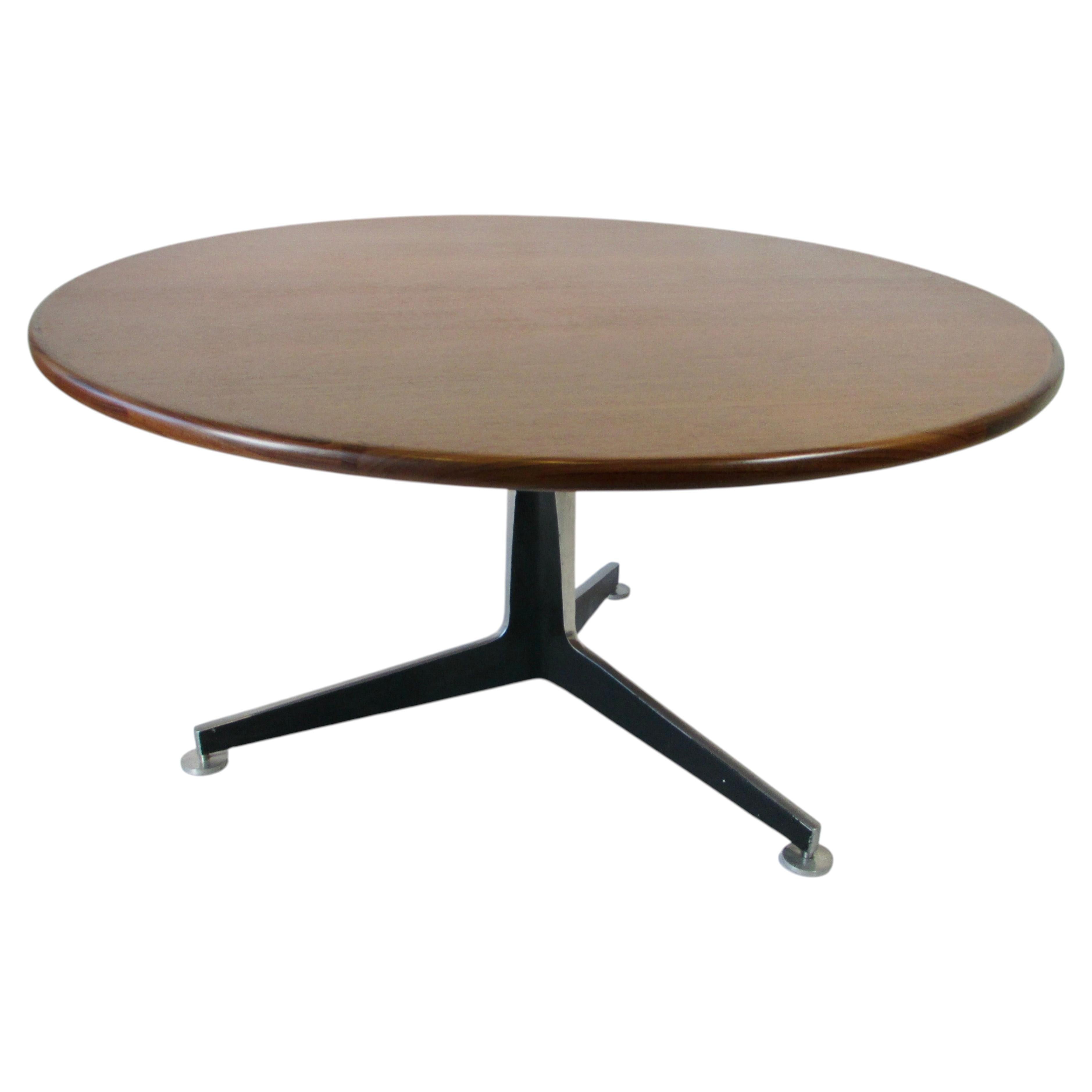 Large Florence Knoll style round dining table on cast aluminum base For Sale