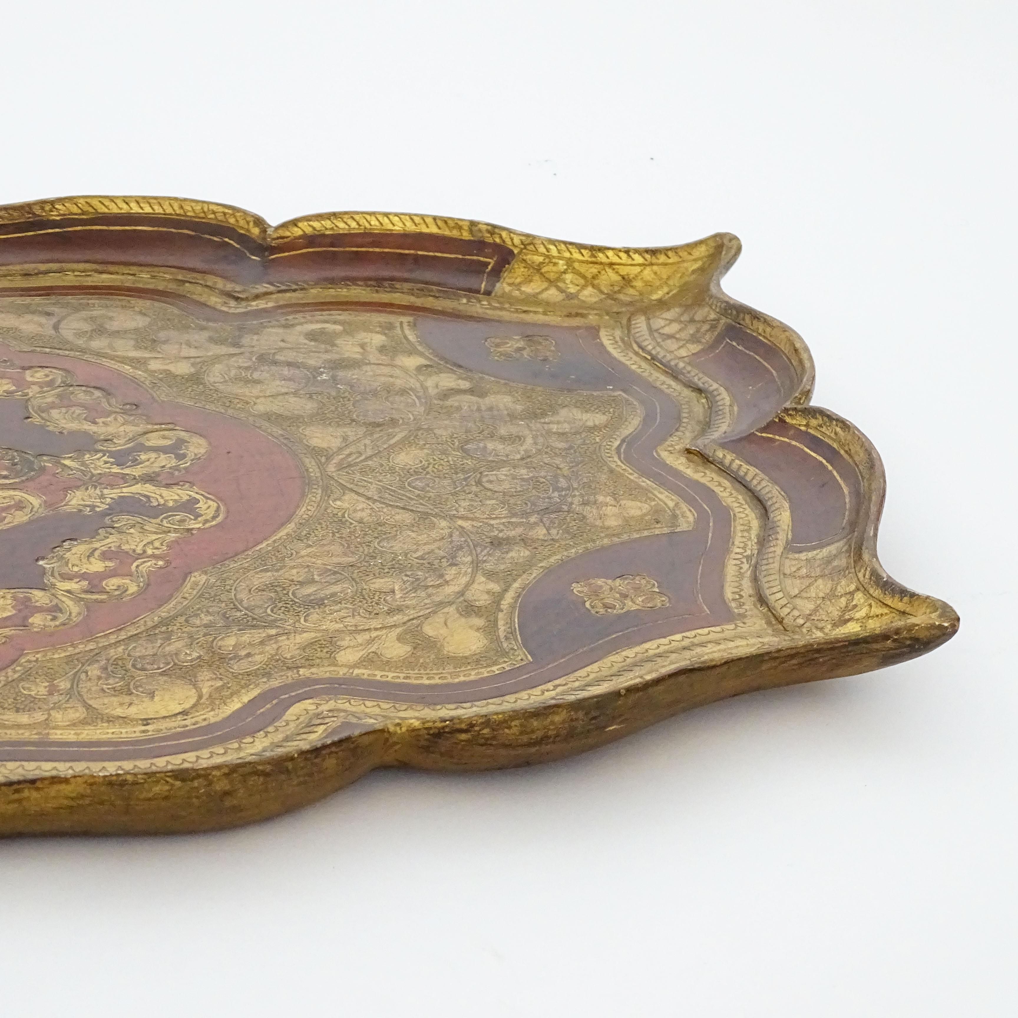 Large Florentine 1950s Engraved Wood and Coloured Lacquer Serving Tray In Good Condition For Sale In Milan, IT