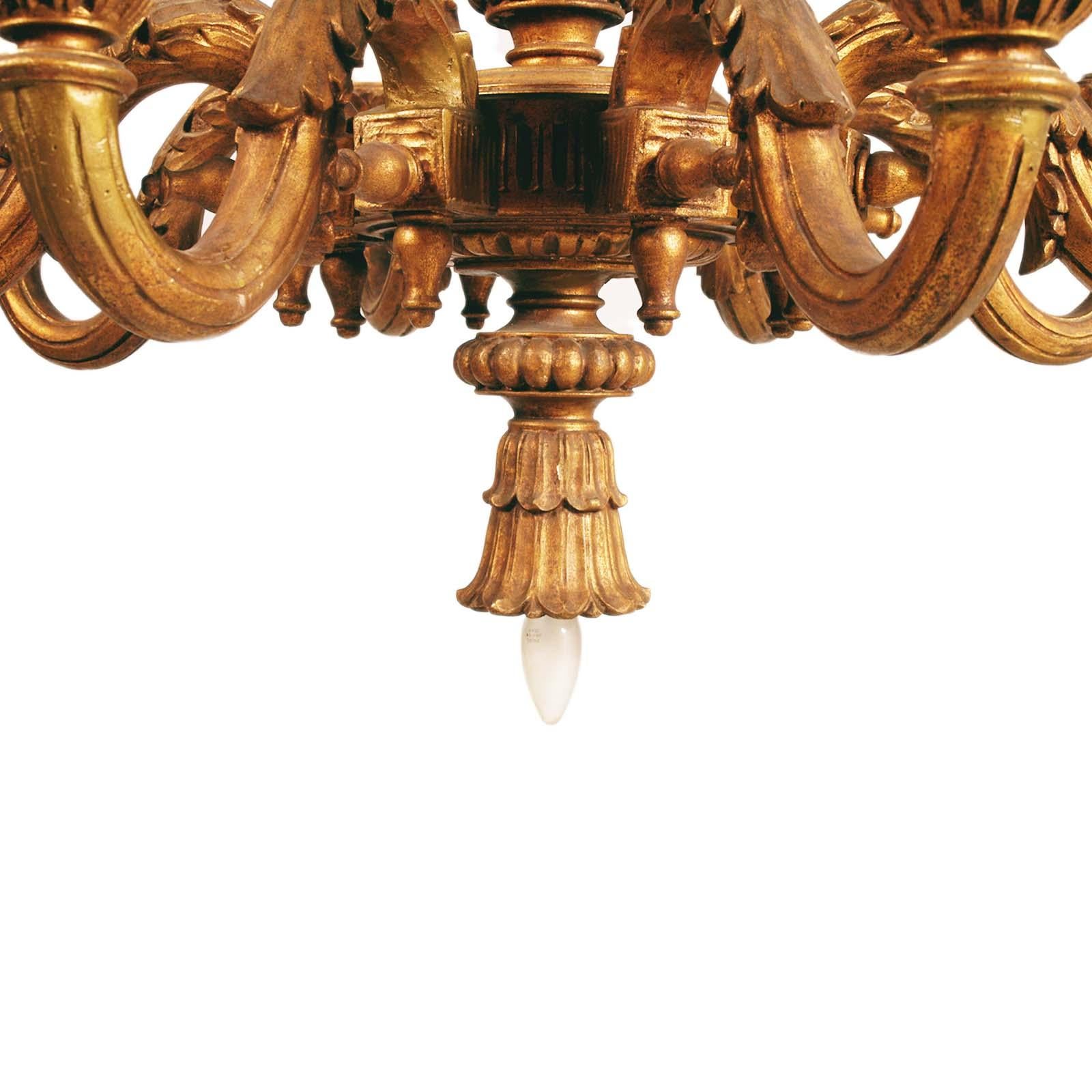 Großer florentinischer Barock-Kronleuchter aus handgeschnitztem Nussbaum mit Blattgold, 9 Lichter (Italienisch) im Angebot