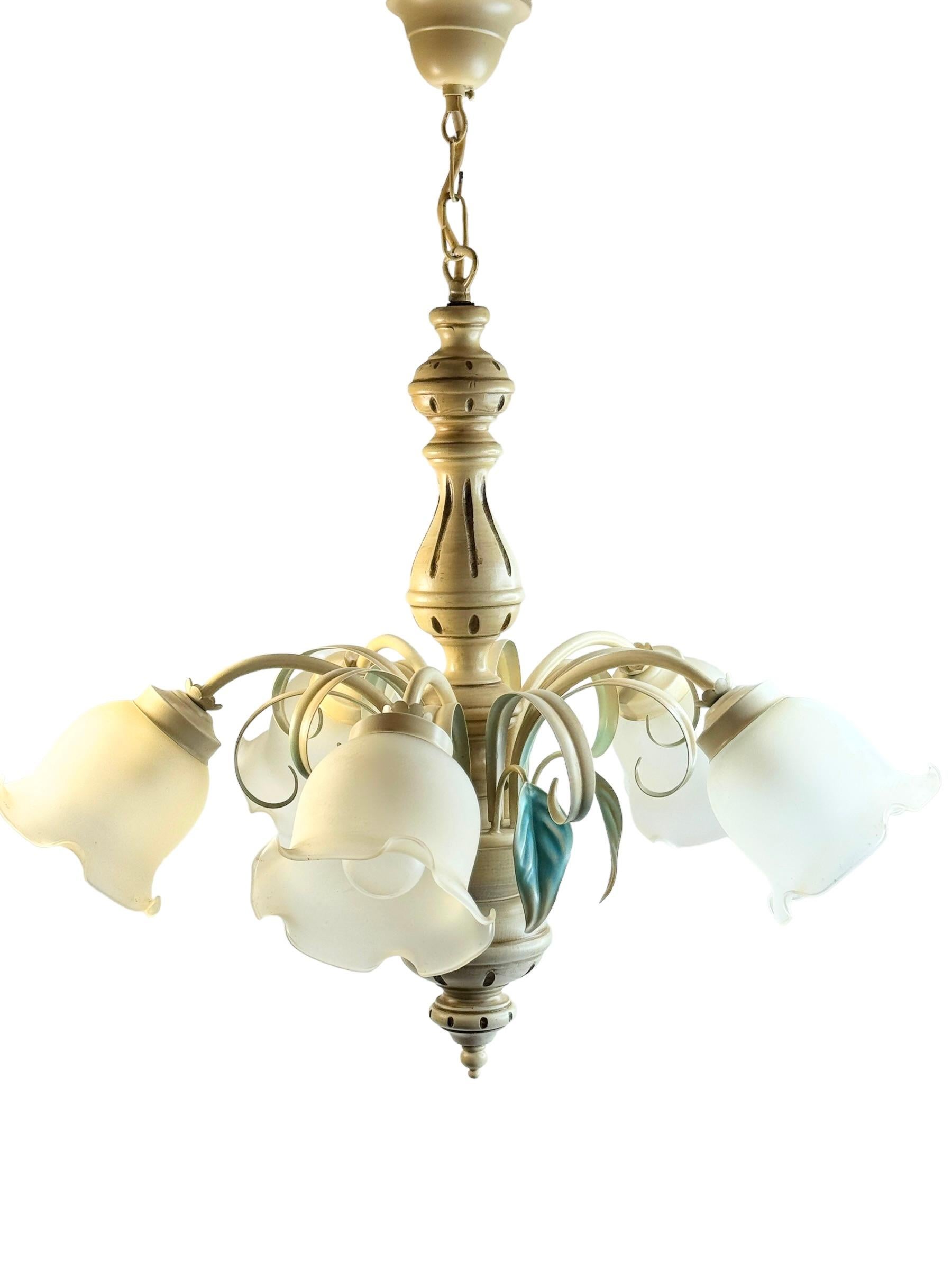 Un magnifique lustre à cinq lumières fabriqué en Autriche par Eglo Leuchten, dans les années 1980.
Le lustre est fabriqué en bois polychrome sculpté à la main et en métal, avec des abat-jours en verre. La combinaison de couleurs du lustre est très