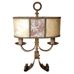 Lámpara de mesa grande de estilo florentino, de hierro dorado, con dos luces y pantalla de cuero y tapiz