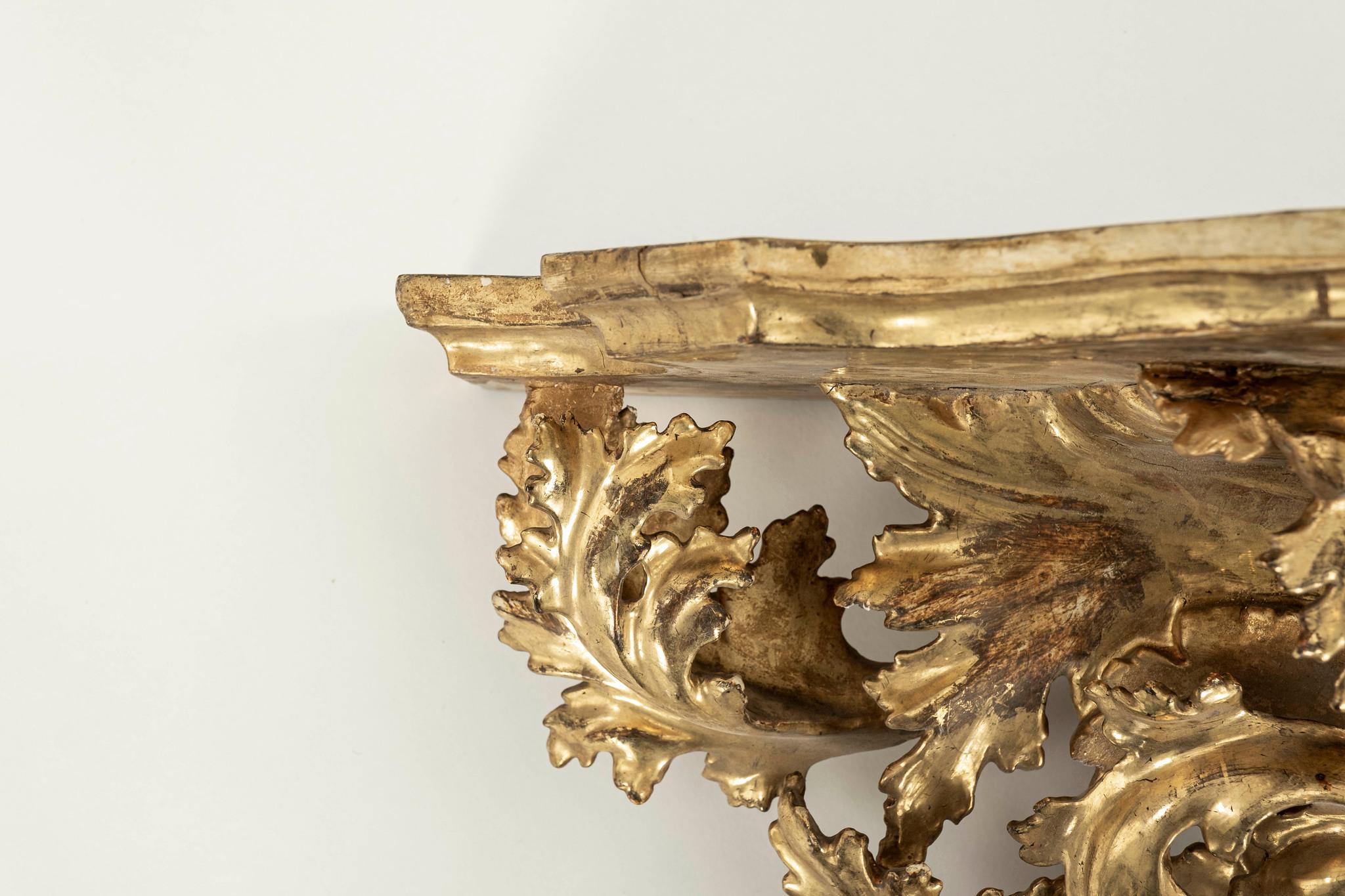 Übergroßes Wandregal aus vergoldetem Holz aus dem 19. Jahrhundert in Florentine.
