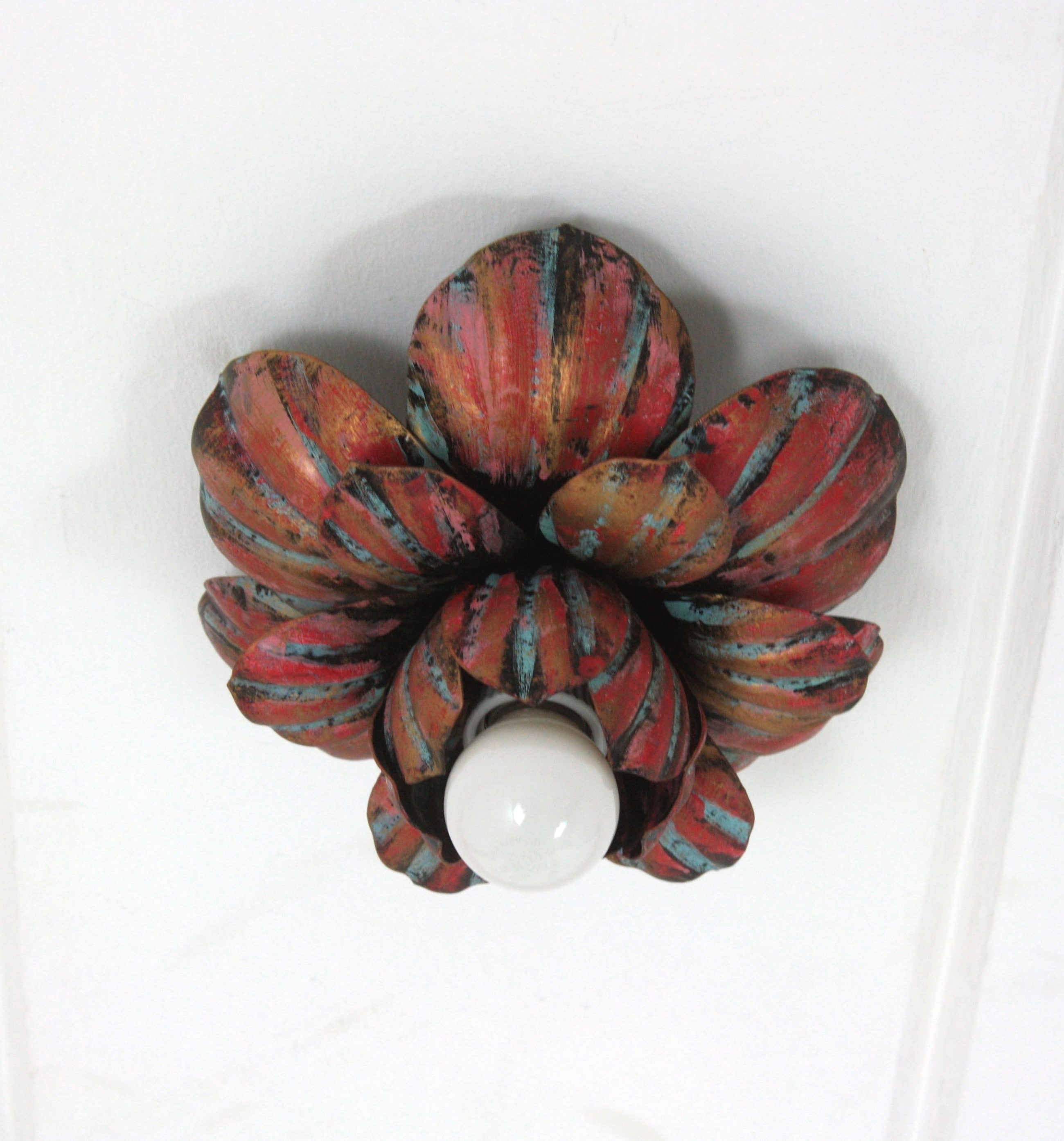 Mid-Century Modern Grande applique à bourgeons de fleurs en fer polychromé en vente