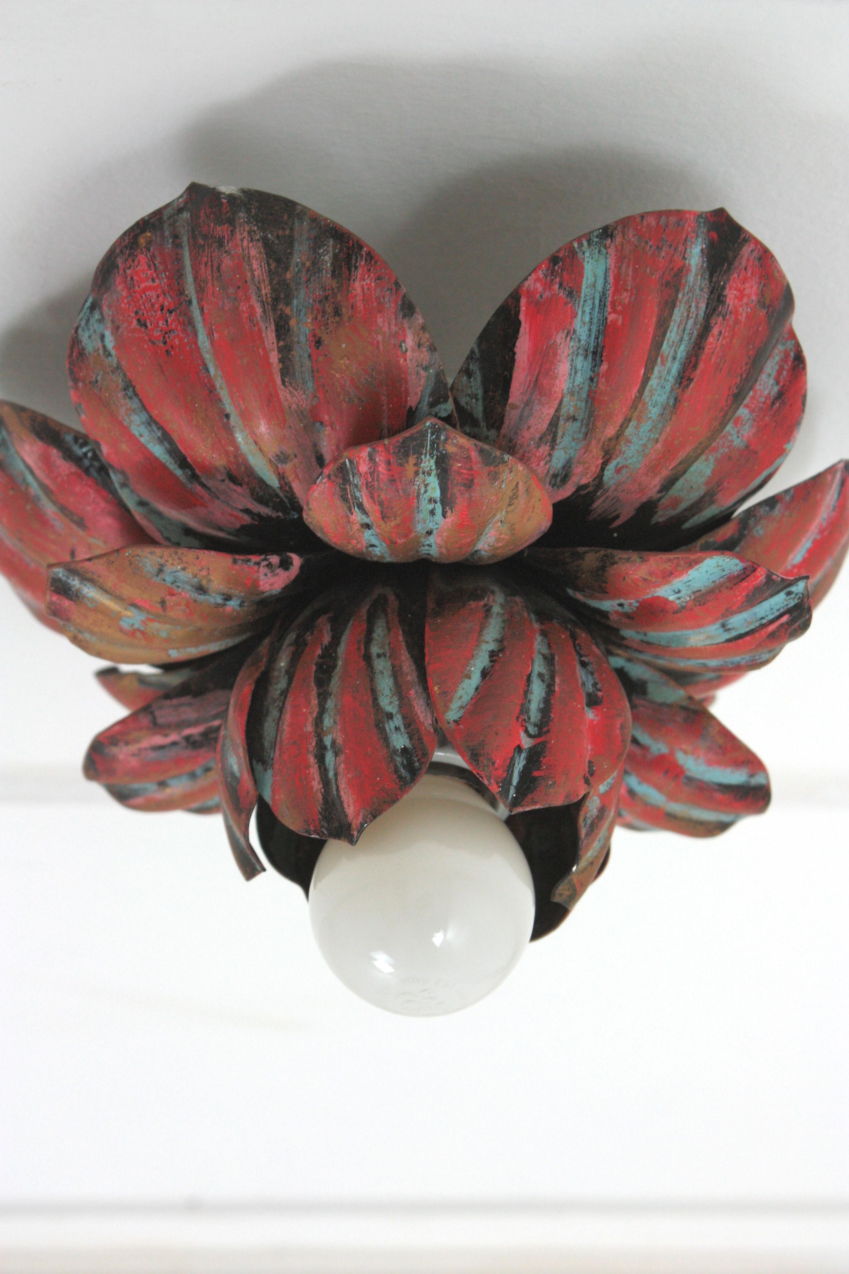 Fait main Grande applique à bourgeons de fleurs en fer polychromé en vente