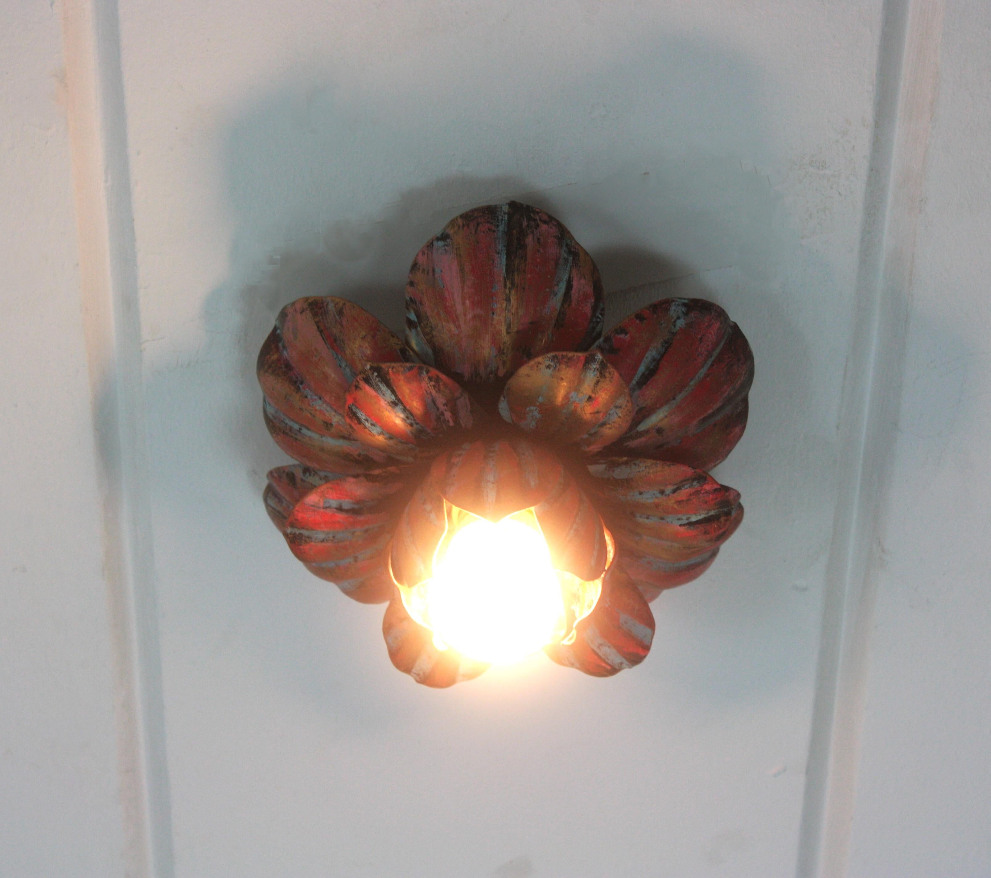 Grande applique à bourgeons de fleurs en fer polychromé en vente 1