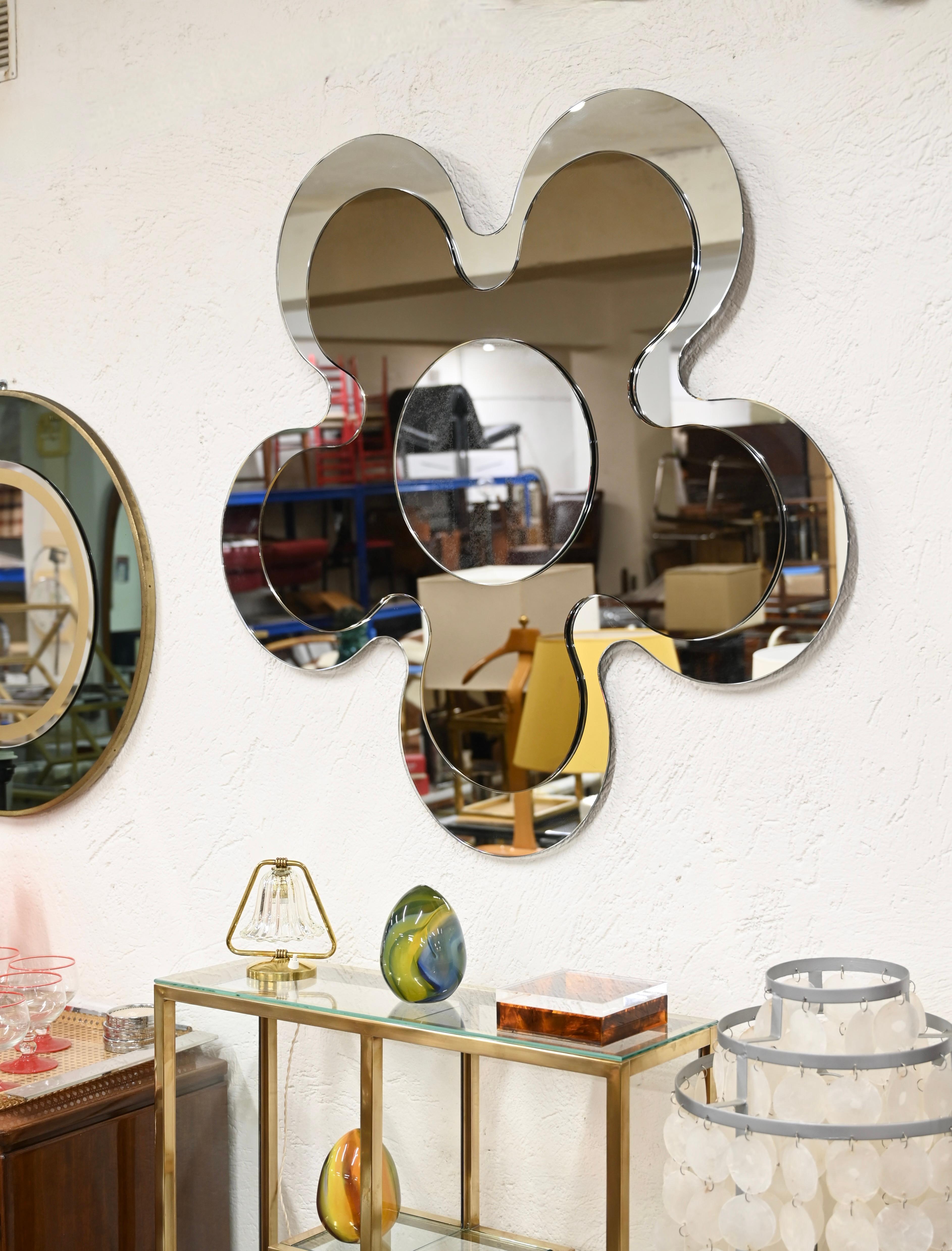 Magnifique grand miroir en forme de fleur à triple biseau du milieu du siècle dernier, fait d'une combinaison de verre bronzé et de verre miroir clair. Ce miroir exceptionnel et massif a été produit en Italie dans les années 1970 par Cristal Art. 