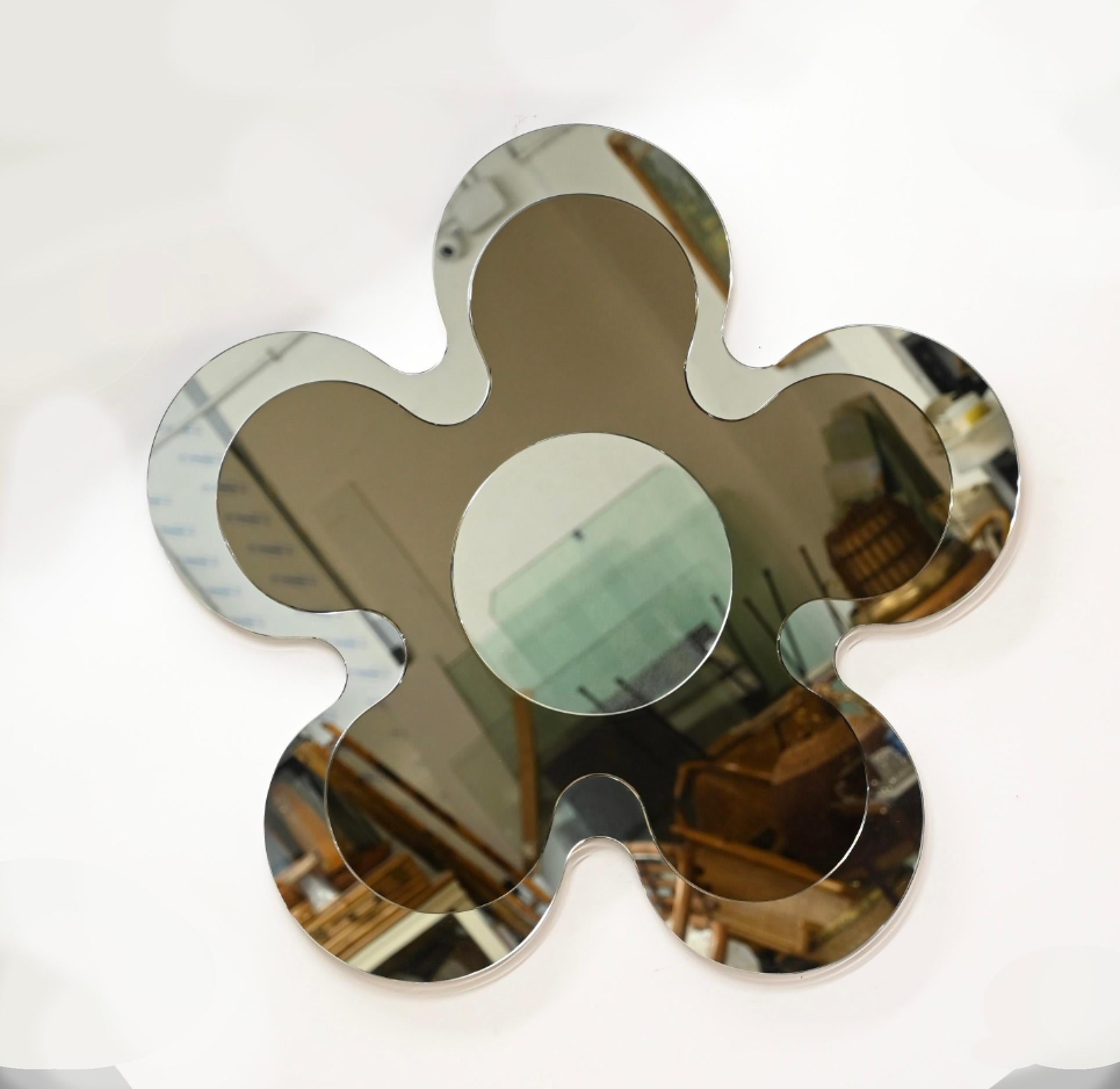 Biseauté Grand miroir à fleurs par Crystal Art, miroir triple couleur bronze, Italie, années 1970 en vente