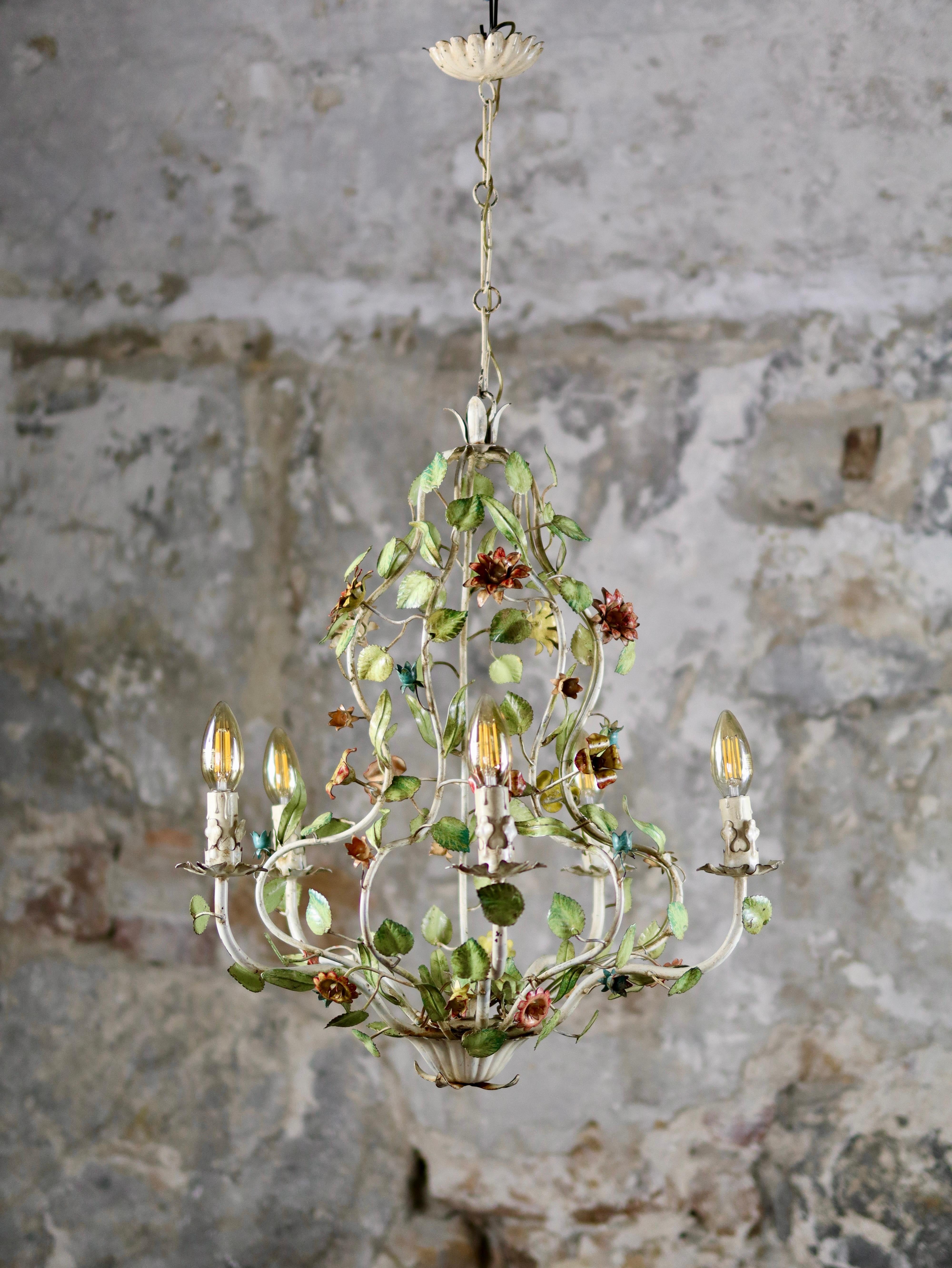 Gorgeous and large Italian chandelier from the 1940s, hand-painted and depicting flowers and leaves.
5-arm ceiling-light, electricity functional.
Highly romantic.
Patina, oxidation, but still charming.
Dimensions : H90cm, D50cm