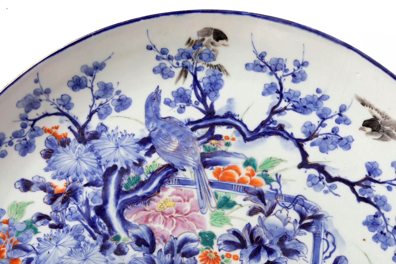 Großer geblümter japanischer Porzellanteller, 19. Jahrhundert (Japanisch) im Angebot