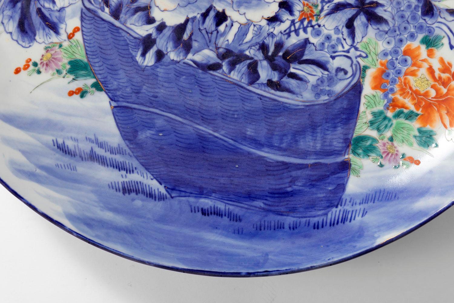 Großer geblümter japanischer Porzellanteller, 19. Jahrhundert im Angebot 1