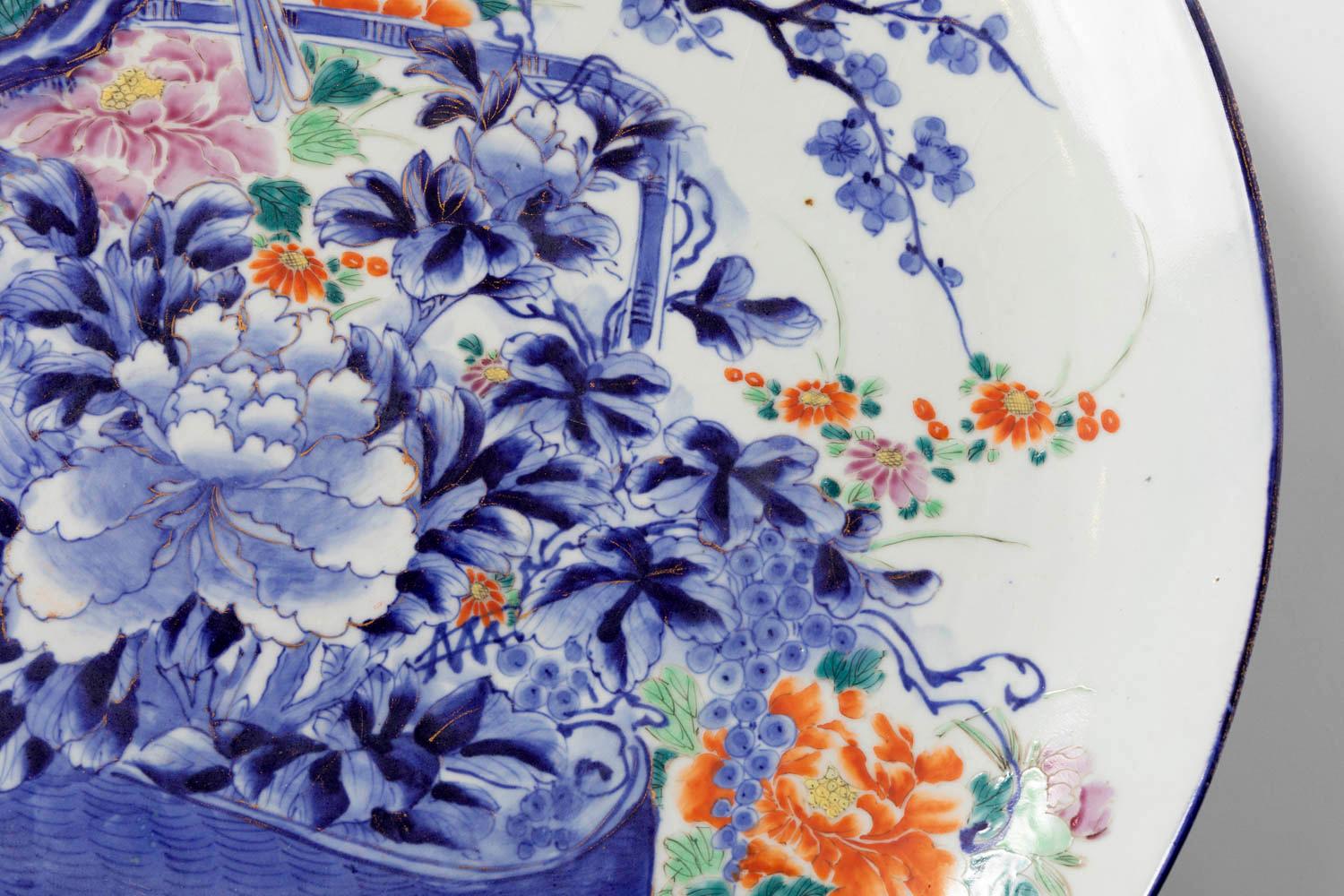 Large Flowery Japanese Porcelain Plate, 19th Century For Sale 3