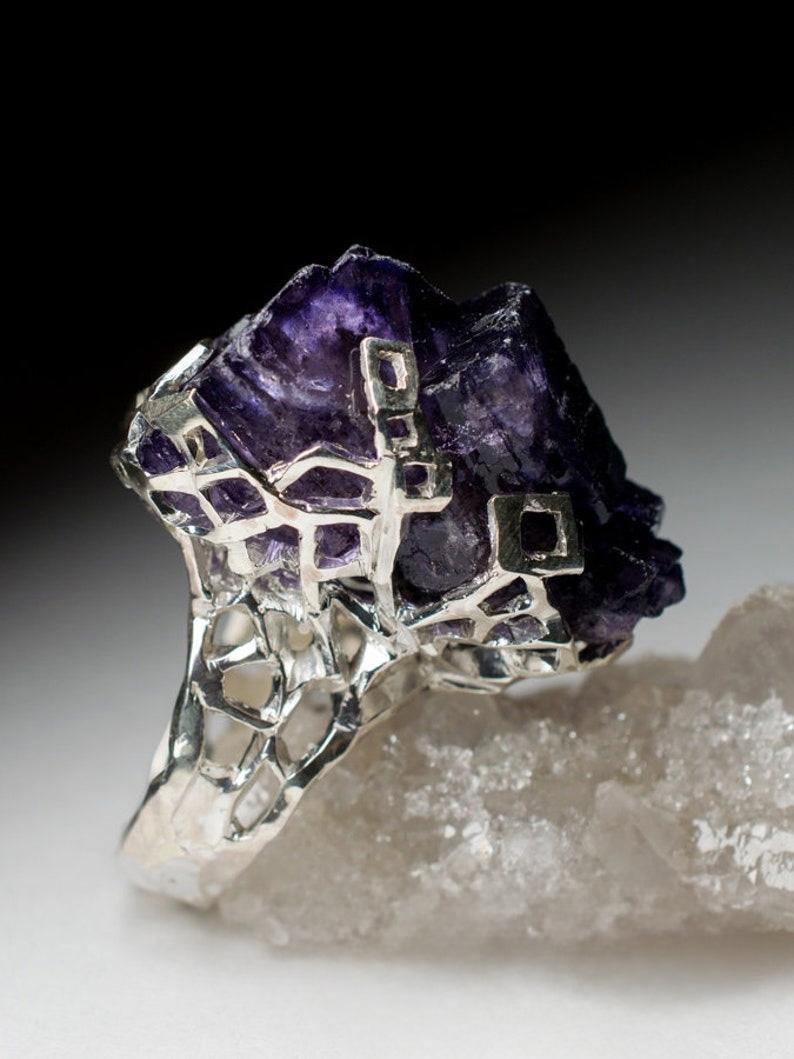 Anello d'argento con cristallo naturale di fluorite 
origine della fluorite - Cina
misure della pietra -  0,79 х 1,1 х 1,14 in / 20 х 28 х 29 mm
Peso della gemma - 75 carati
Peso dell'anello - 24.82 grammi
misura dell'anello - 7,75 US 