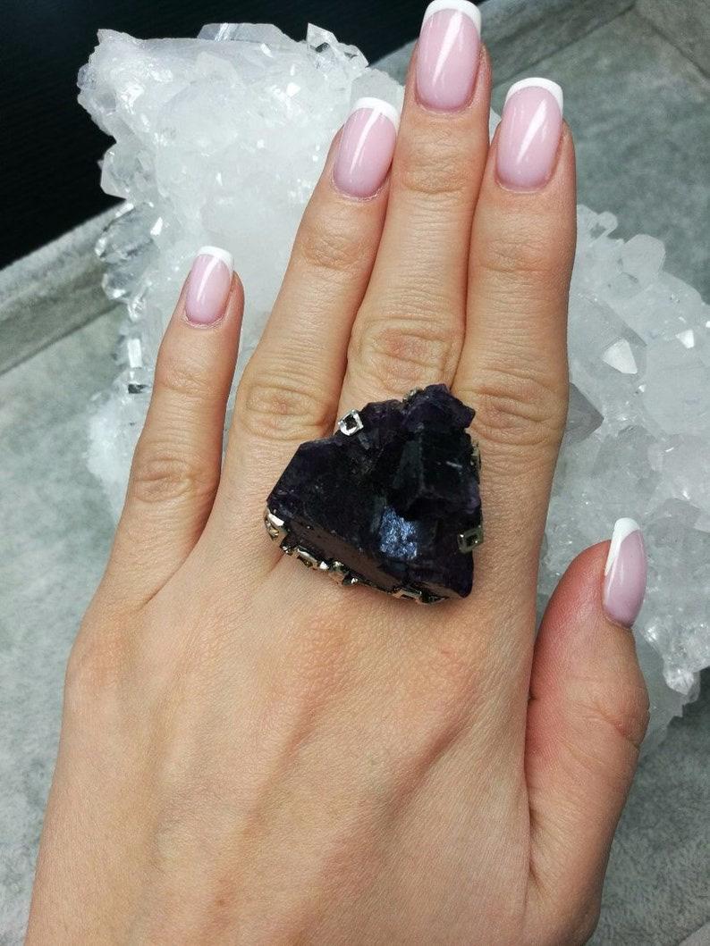 Artigiano Grande anello d'argento in cristallo di fluorite grezzo viola intenso ultravioletto Gemma vintage in vendita