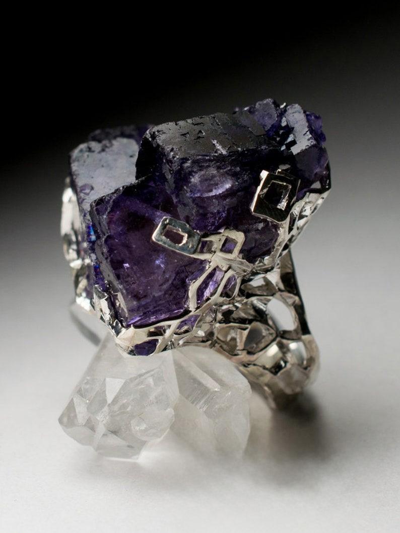 Grezzo Grande anello d'argento in cristallo di fluorite grezzo viola intenso ultravioletto Gemma vintage in vendita