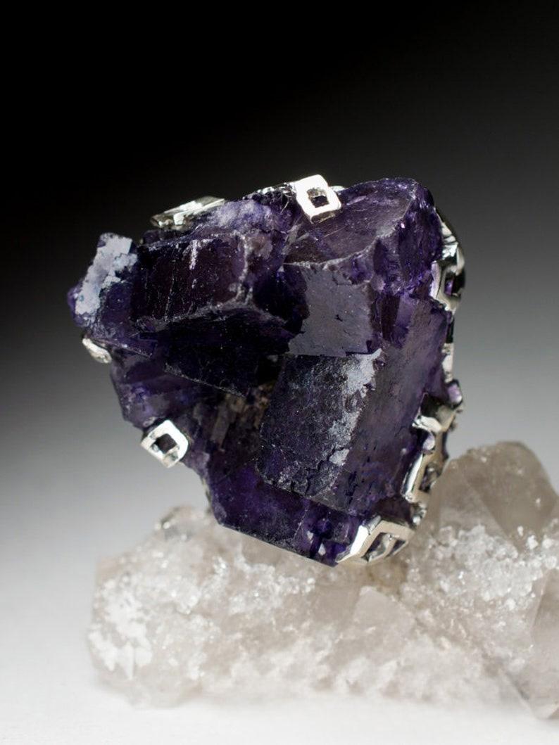 Grande anello d'argento in cristallo di fluorite grezzo viola intenso ultravioletto Gemma vintage In condizioni Nuovo in vendita a Berlin, DE