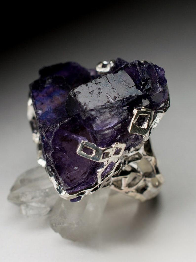 da uomo o donna Grande anello d'argento in cristallo di fluorite grezzo viola intenso ultravioletto Gemma vintage in vendita