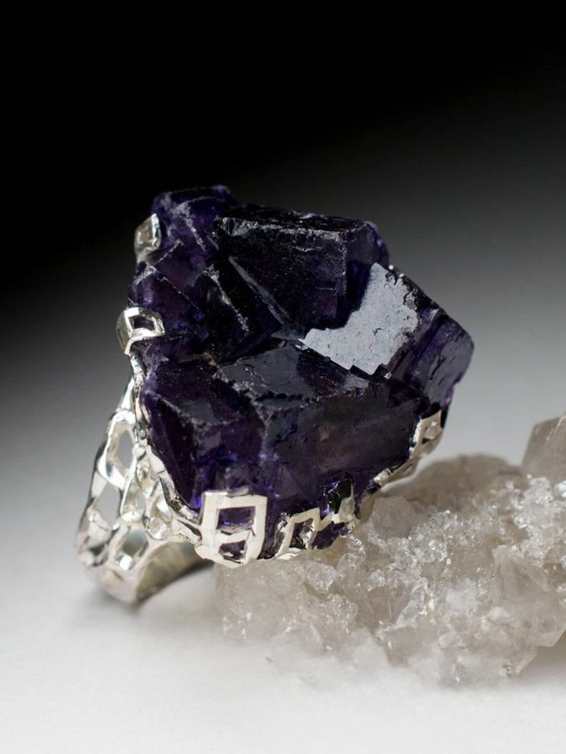 Grande anello d'argento in cristallo di fluorite grezzo viola intenso ultravioletto Gemma vintage in vendita 1
