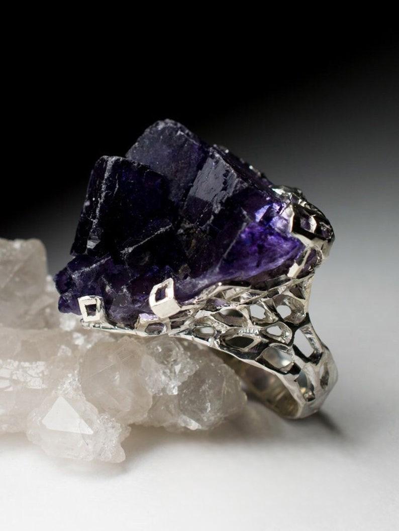 Grande anello d'argento in cristallo di fluorite grezzo viola intenso ultravioletto Gemma vintage in vendita 2