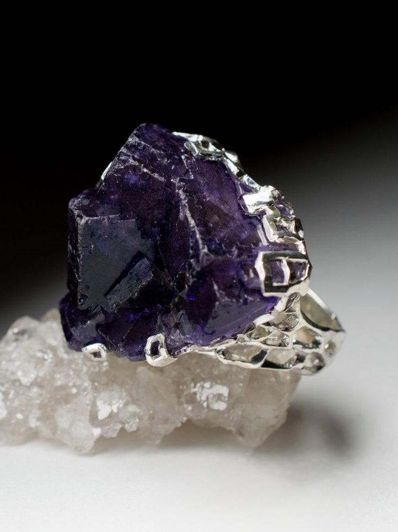 Grande anello d'argento in cristallo di fluorite grezzo viola intenso ultravioletto Gemma vintage in vendita 3