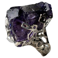Grande anello d'argento in cristallo di fluorite grezzo viola intenso ultravioletto Gemma vintage