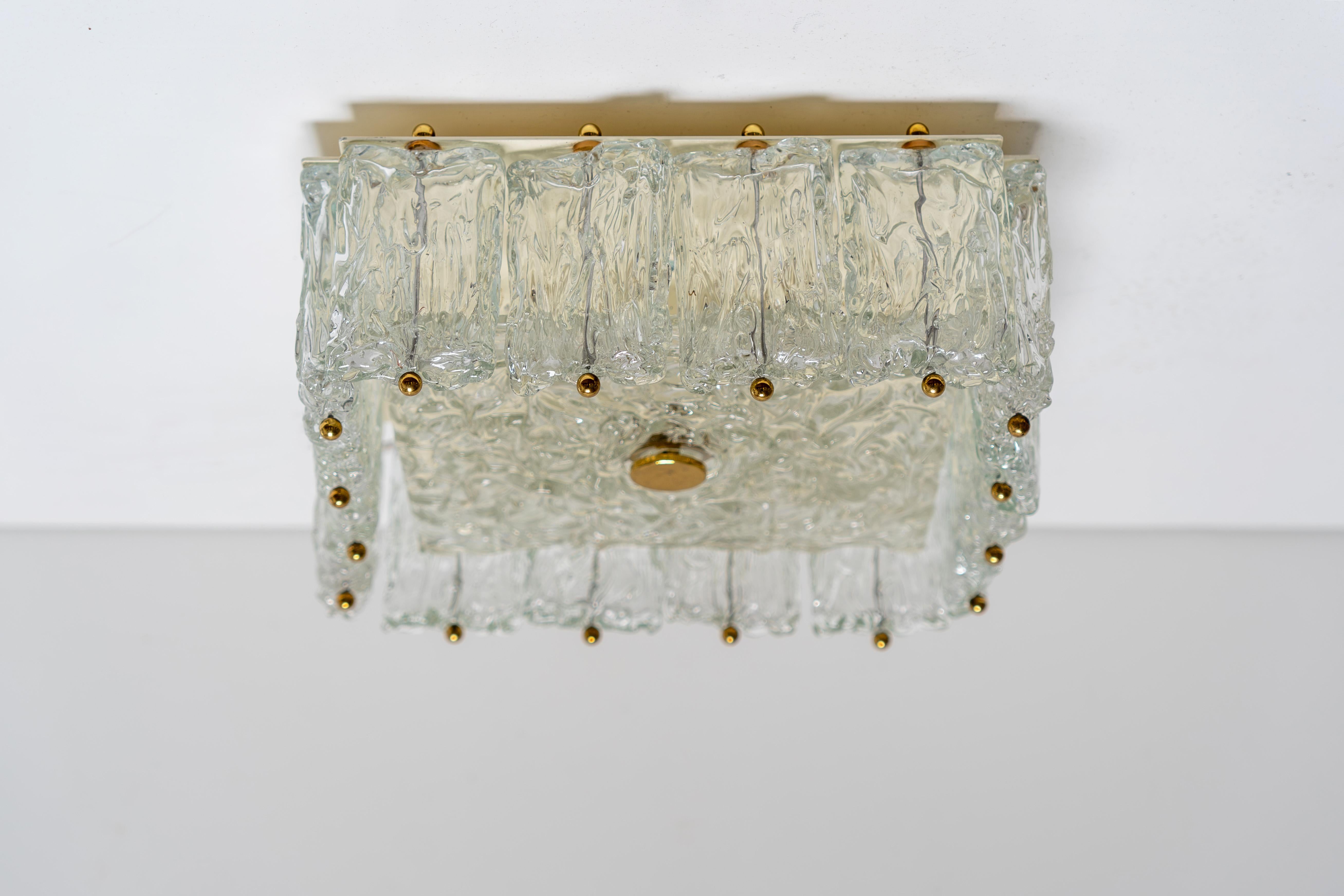 Questa esclusiva plafoniera Mid-Century combina lusso e stile ai massimi livelli. È composto da 16 pezzi in vetro di Murano lavorato a mano e da un elegante piatto in vetro, che cattura il fascino senza tempo dello stile Hollywood Regency con un