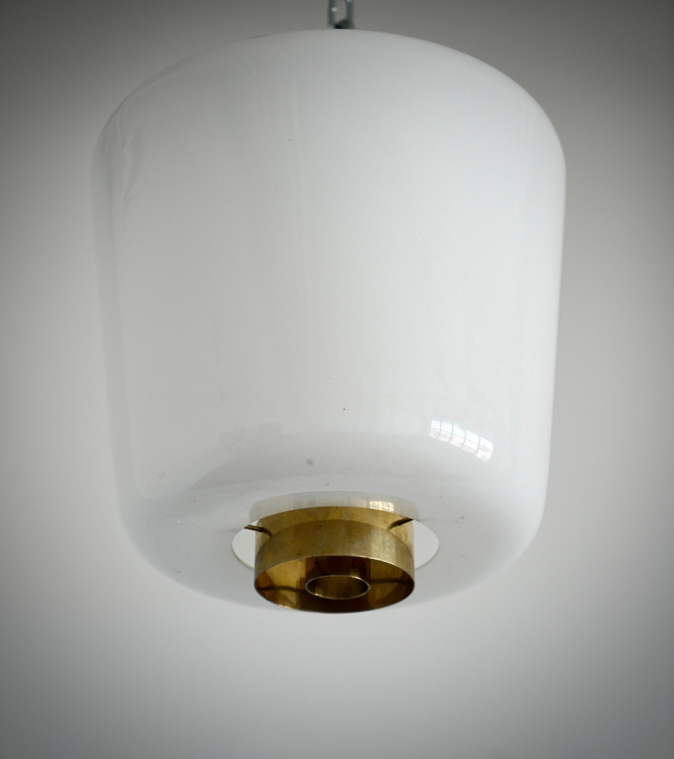 Grand plafonnier encastré conçu par Paavo Tynell pour Idman, Finlande, vers 1950. Abat-jour conique en verre opalin avec diffuseur en laiton. 
 Poinçon : 