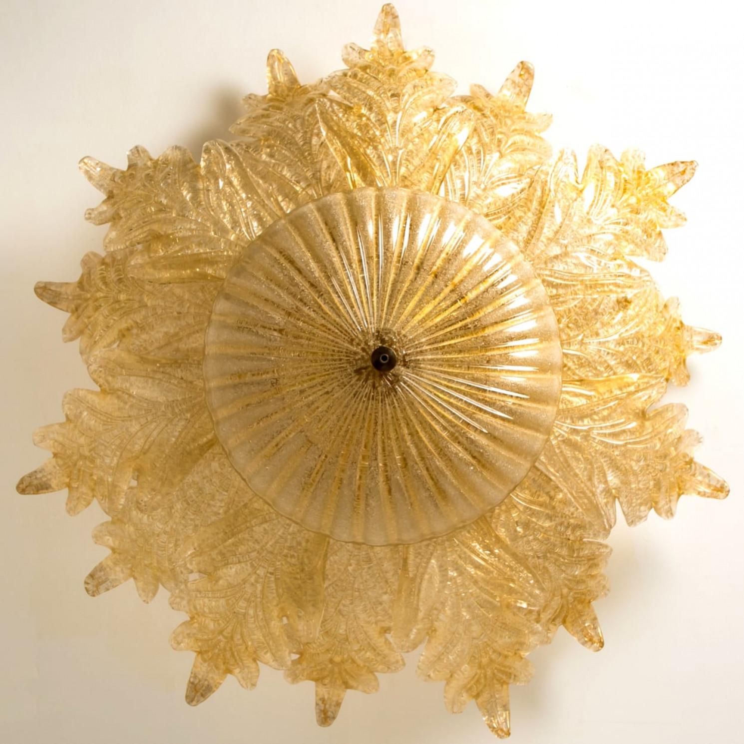 Une élégante monture encastrée en verre de Murano soufflé à la main de Barovier&Toso, Italie. Fabriqué à la fin des années 1960, début des années 1970.
Le luminaire se compose de 14 feuilles de verre soufflé de Murano, montées sur un cadre en