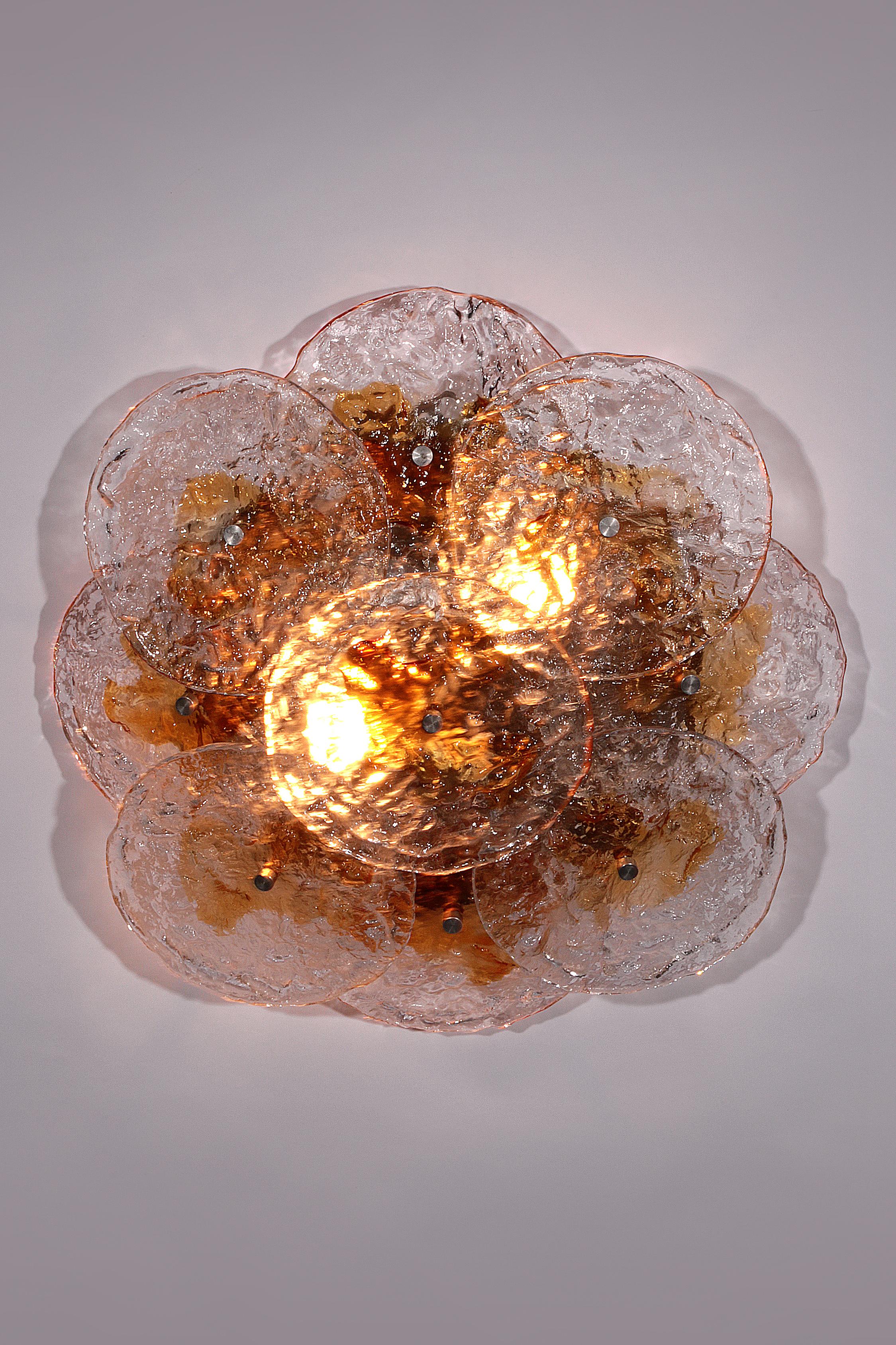 

Fantastica montatura da parete della metà del secolo scorso con pezzi in vetro di Murano disegnati da Carlo Nason e prodotti da Kalmar, Austria, circa 1960-1969.

Grande forma geometrica.

L'apparecchio necessita di 4 lampadine E14 piccole Le