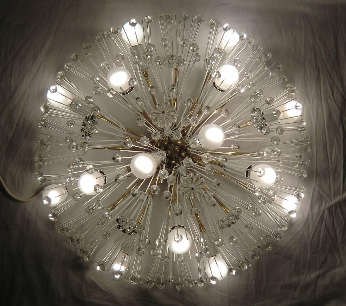 Construction en laiton avec éléments en verre, équipée de 15 douilles E14. Conçu par le designer autrichien Emil Stejnar dans les années 1950 pour Rupert Nikoll, restauré et nouvellement recâblé.
