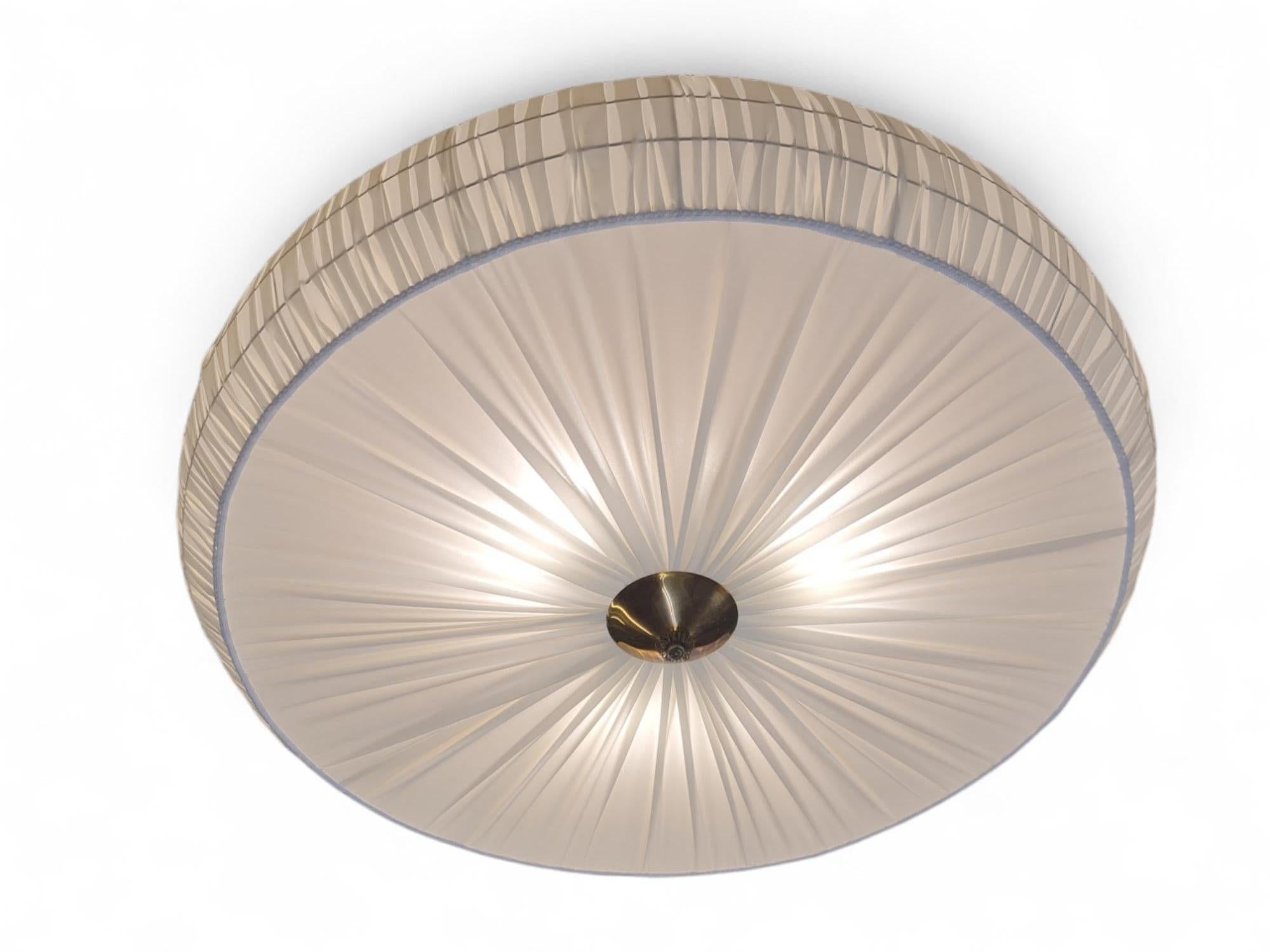Un bellissimo e grande modello da incasso 75-204 venduto da Stockmann. La lampada è piuttosto grande e copre un'area considerevole sul soffitto aggiungendo un bellissimo elemento decorativo con la tappezzeria artistica fatta a mano che è stata