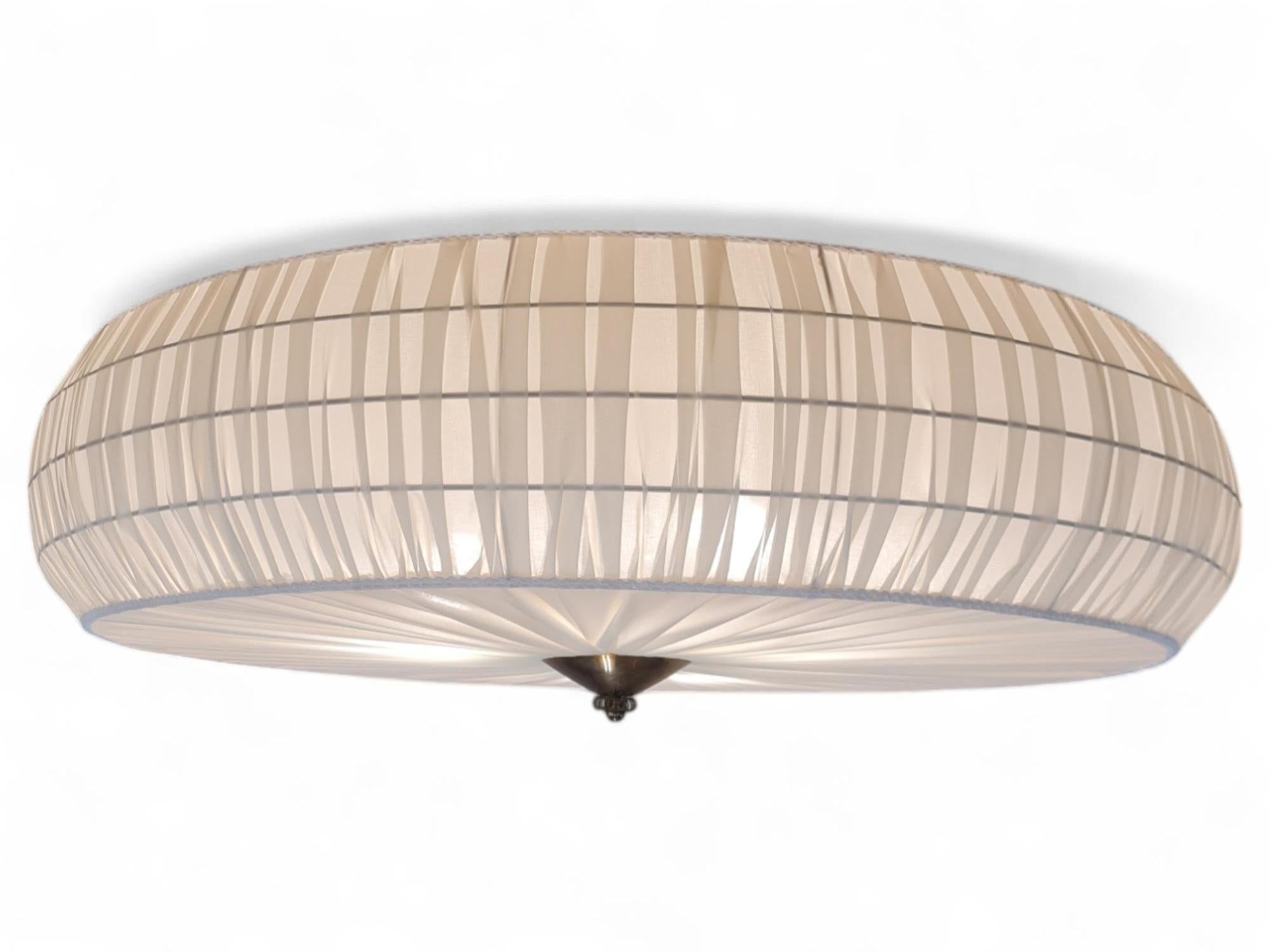 Mid-Century moderno Grande plafoniera modello 75-204 in ottone e tessuto, Stockmann Tukku 1950s in vendita