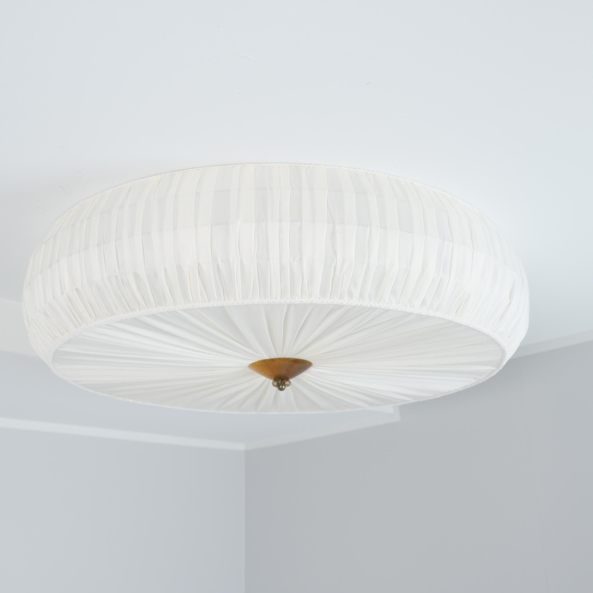 Mid-Century moderno Grande plafoniera modello 75-204 in ottone e tessuto, Stockmann Tukku 1950s in vendita