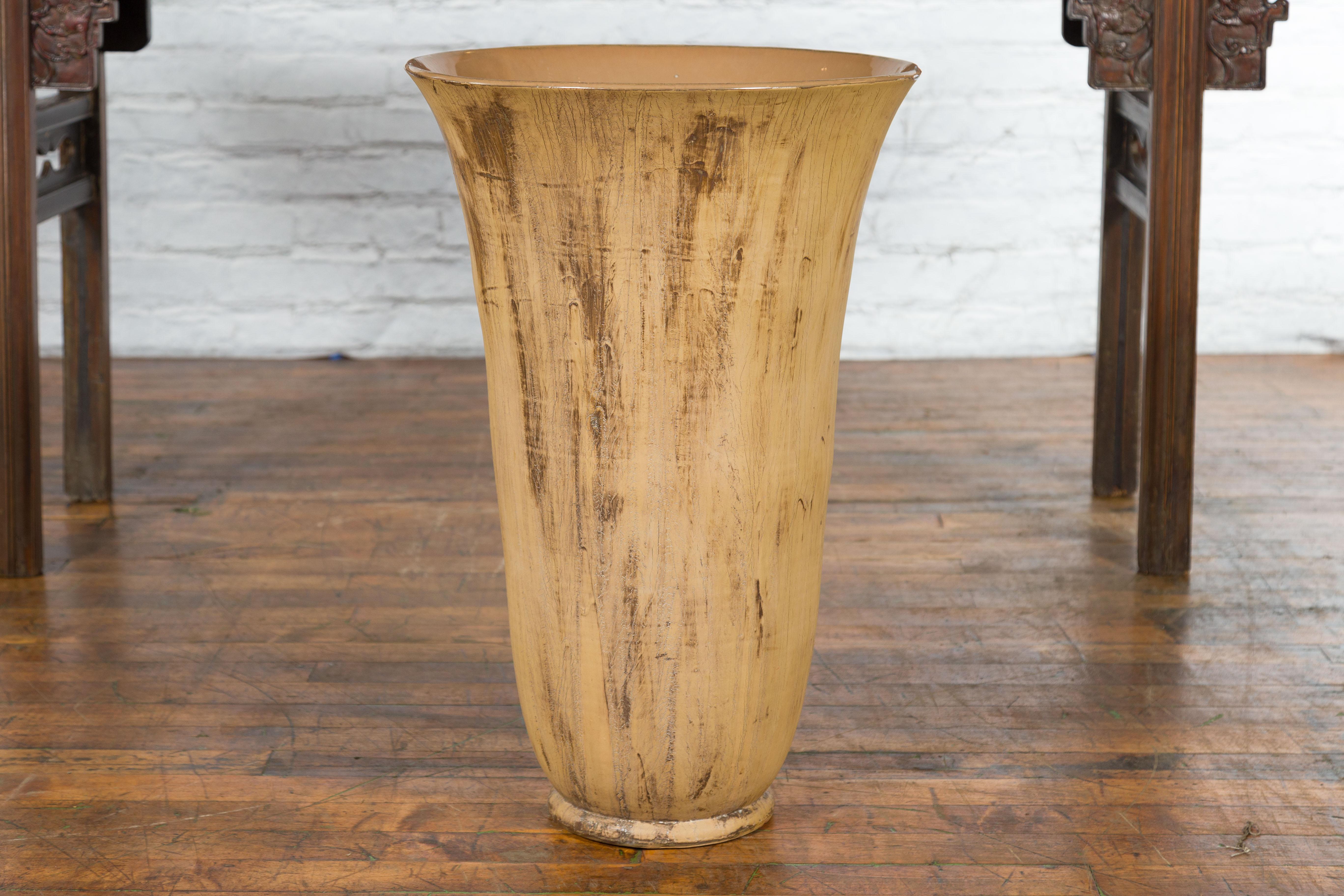 Große, flötenförmige zeitgenössische Vase mit strukturiertem Design im Angebot 4