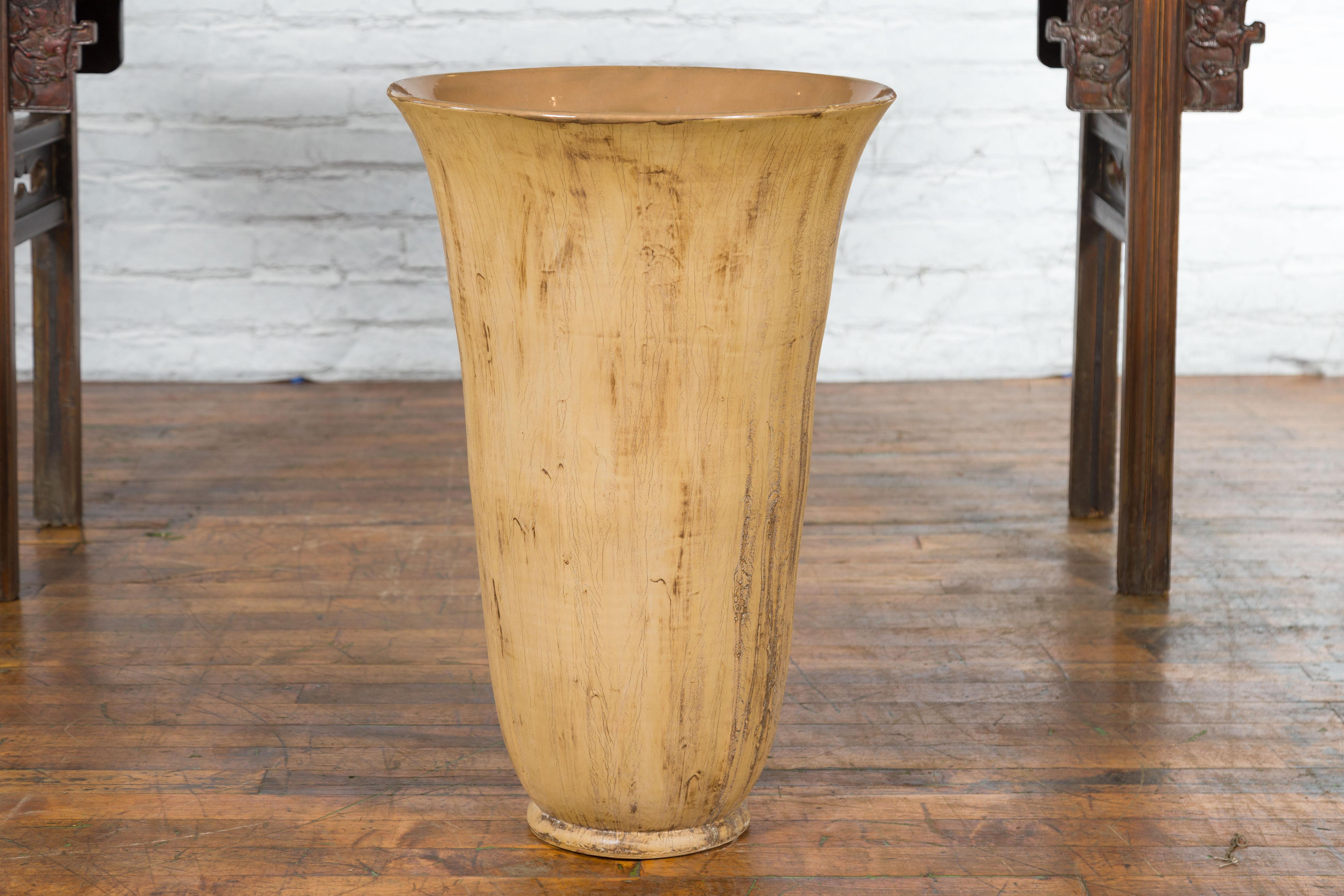 Große, flötenförmige zeitgenössische Vase mit strukturiertem Design im Zustand „Gut“ im Angebot in Yonkers, NY
