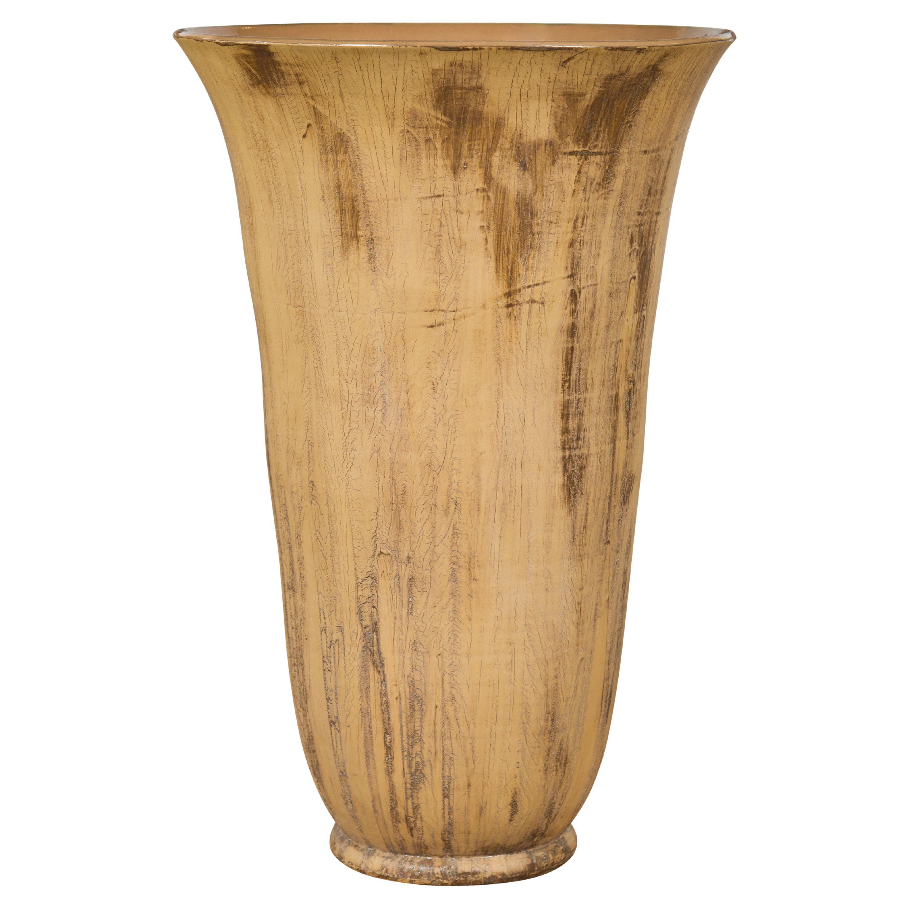 Große, flötenförmige zeitgenössische Vase mit strukturiertem Design