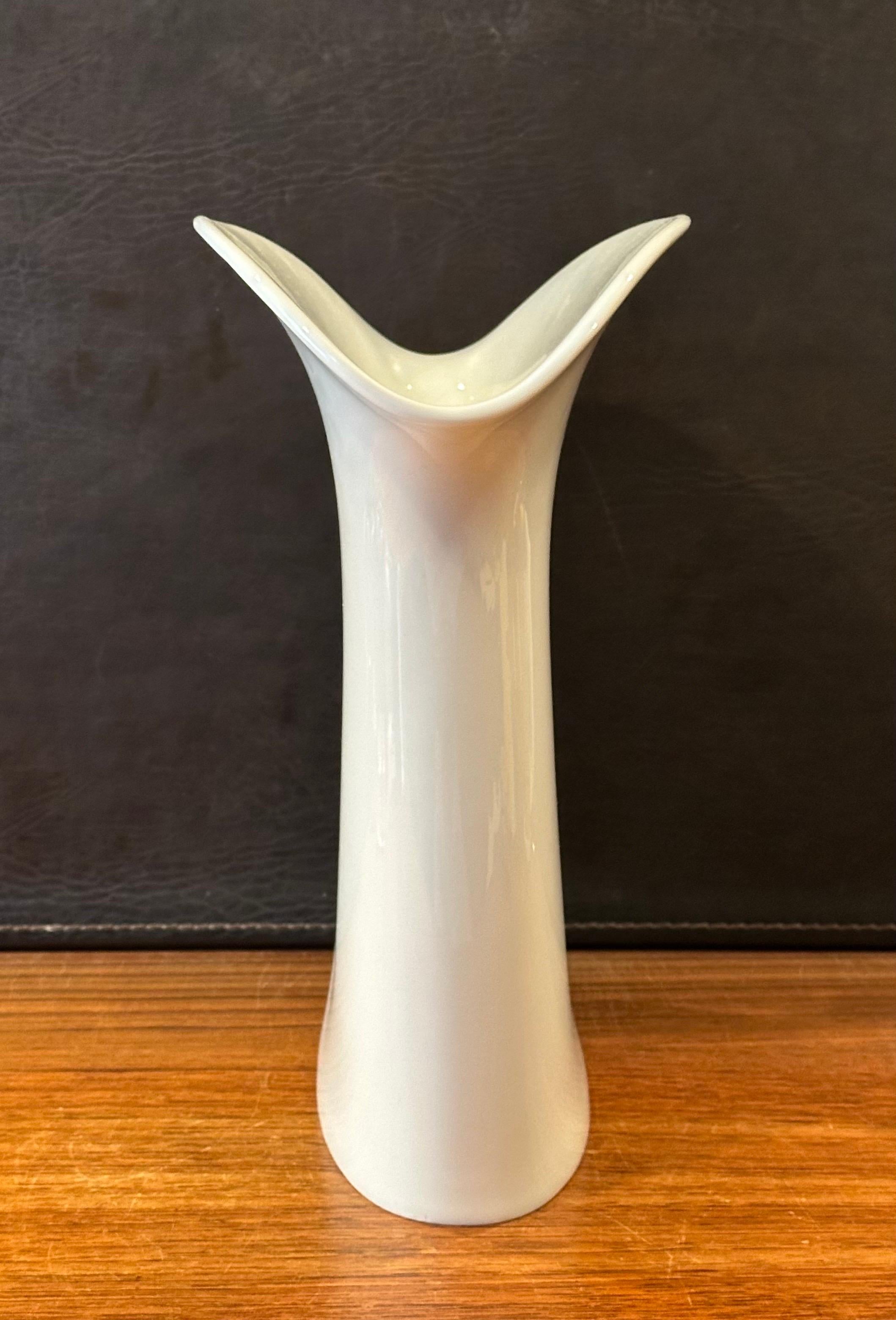 Große kannelierte weiße Porzellanvase der Moderne von Hutschenreuther im Angebot 4