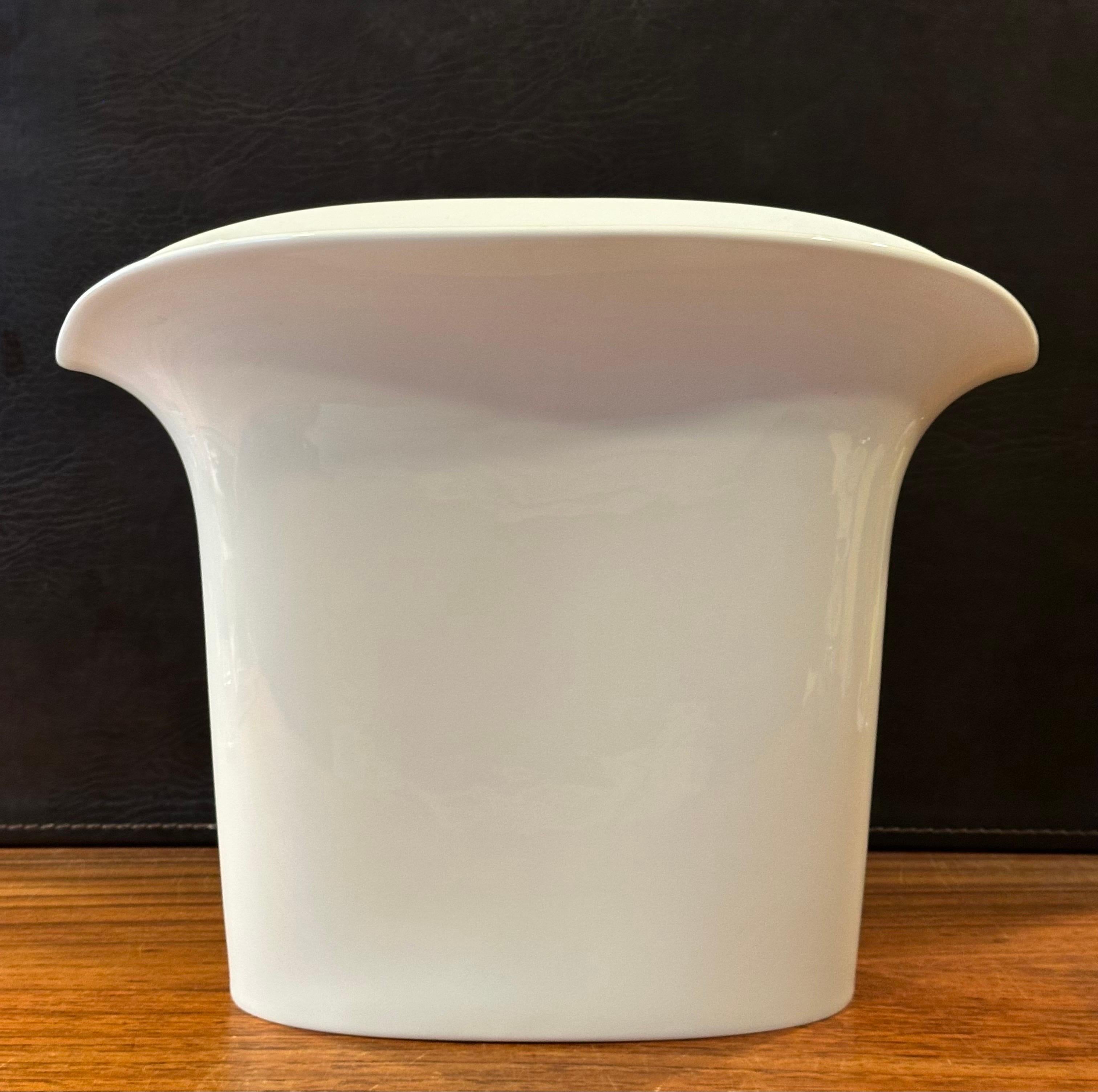 Große kannelierte weiße Porzellanvase der Moderne von Hutschenreuther im Angebot 5