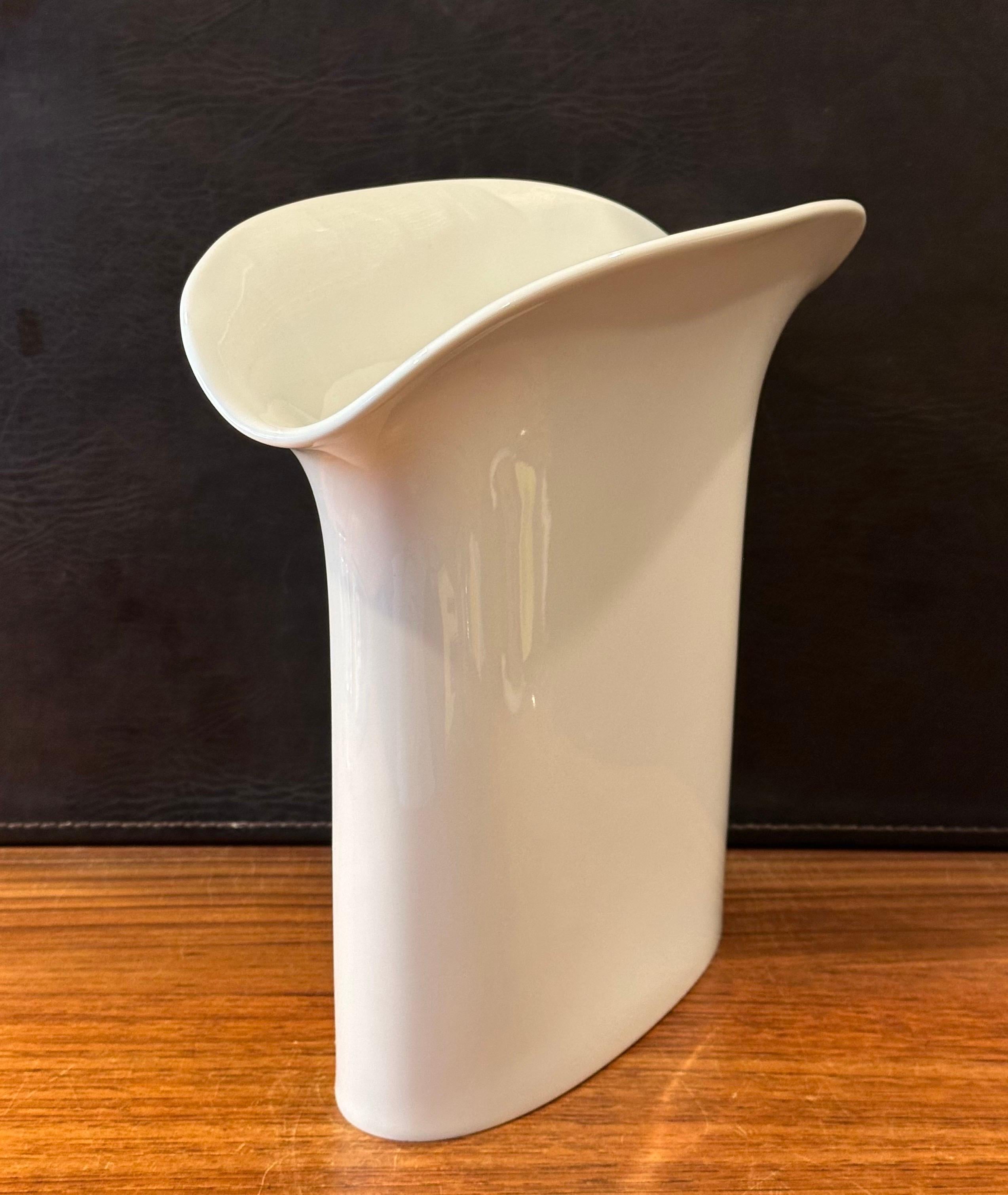 Große kannelierte weiße Porzellanvase der Moderne von Hutschenreuther im Angebot 8