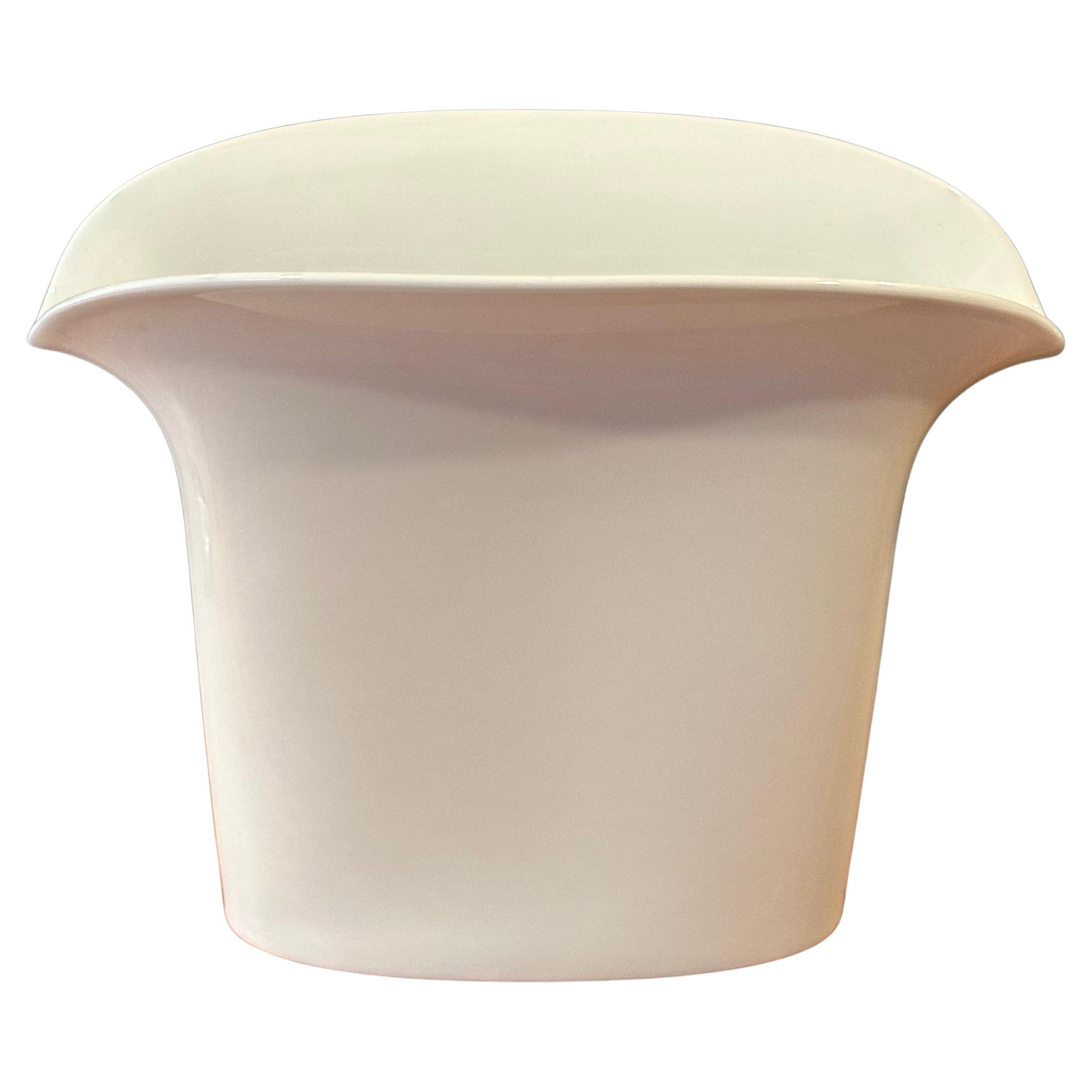 Eine schöne große geriffelte modernistische weiße Porzellanvase von Hutschenreutherr, ca. 1970er Jahre. Die Vase ist in sehr gutem Vintage-Zustand ohne Chips oder Risse und misst 12,5 