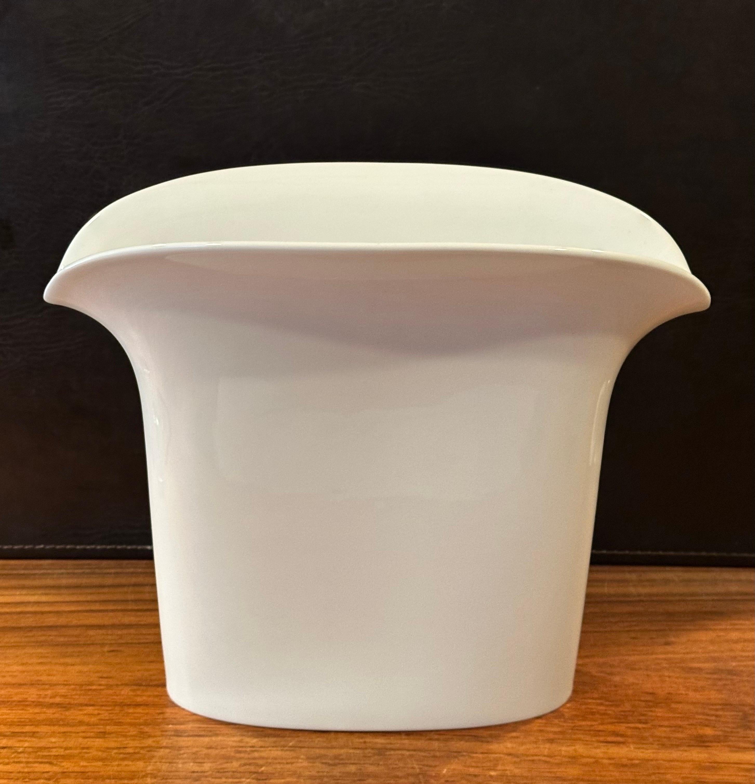 Große kannelierte weiße Porzellanvase der Moderne von Hutschenreuther im Zustand „Gut“ im Angebot in San Diego, CA