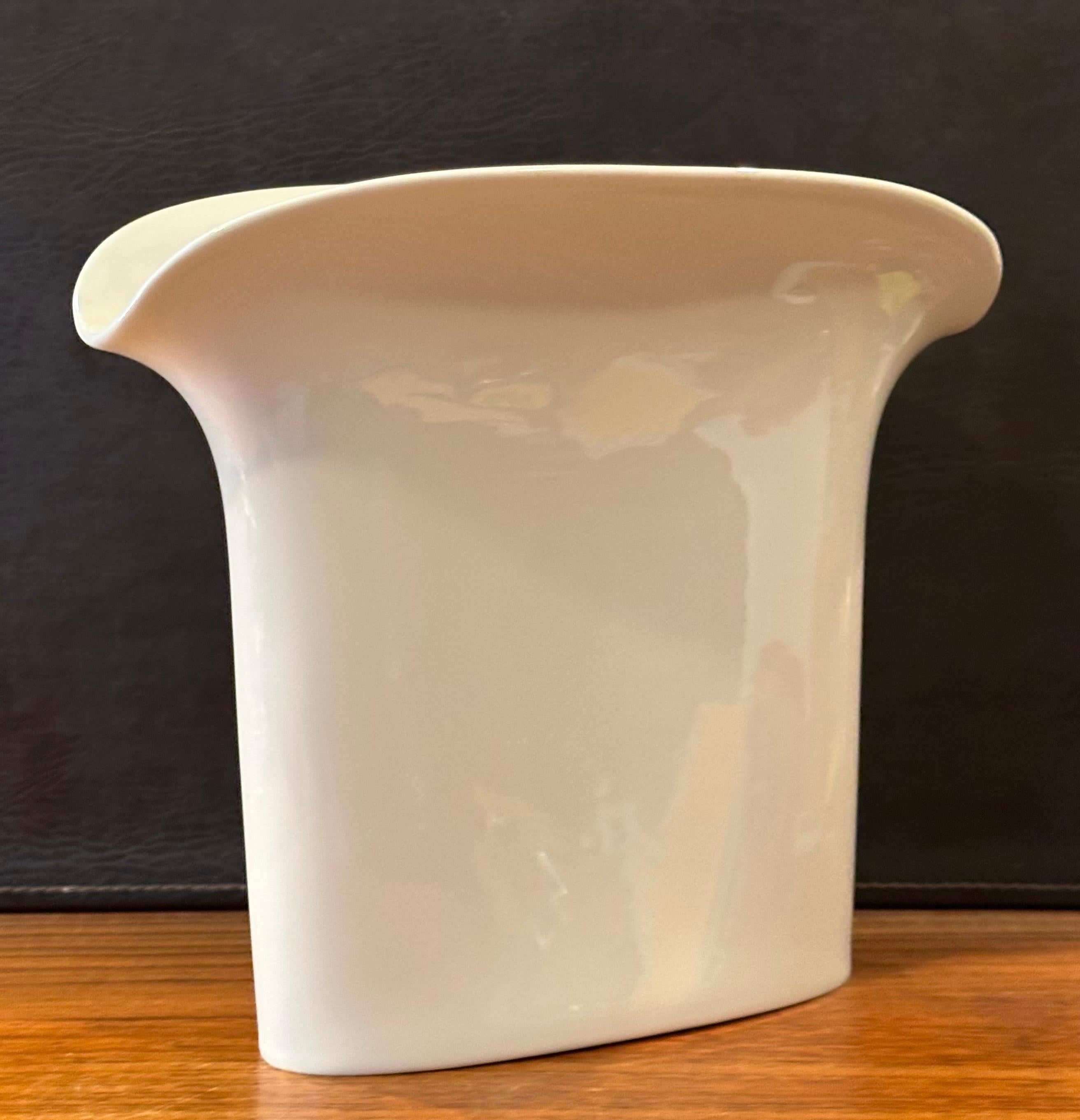 Große kannelierte weiße Porzellanvase der Moderne von Hutschenreuther (20. Jahrhundert) im Angebot