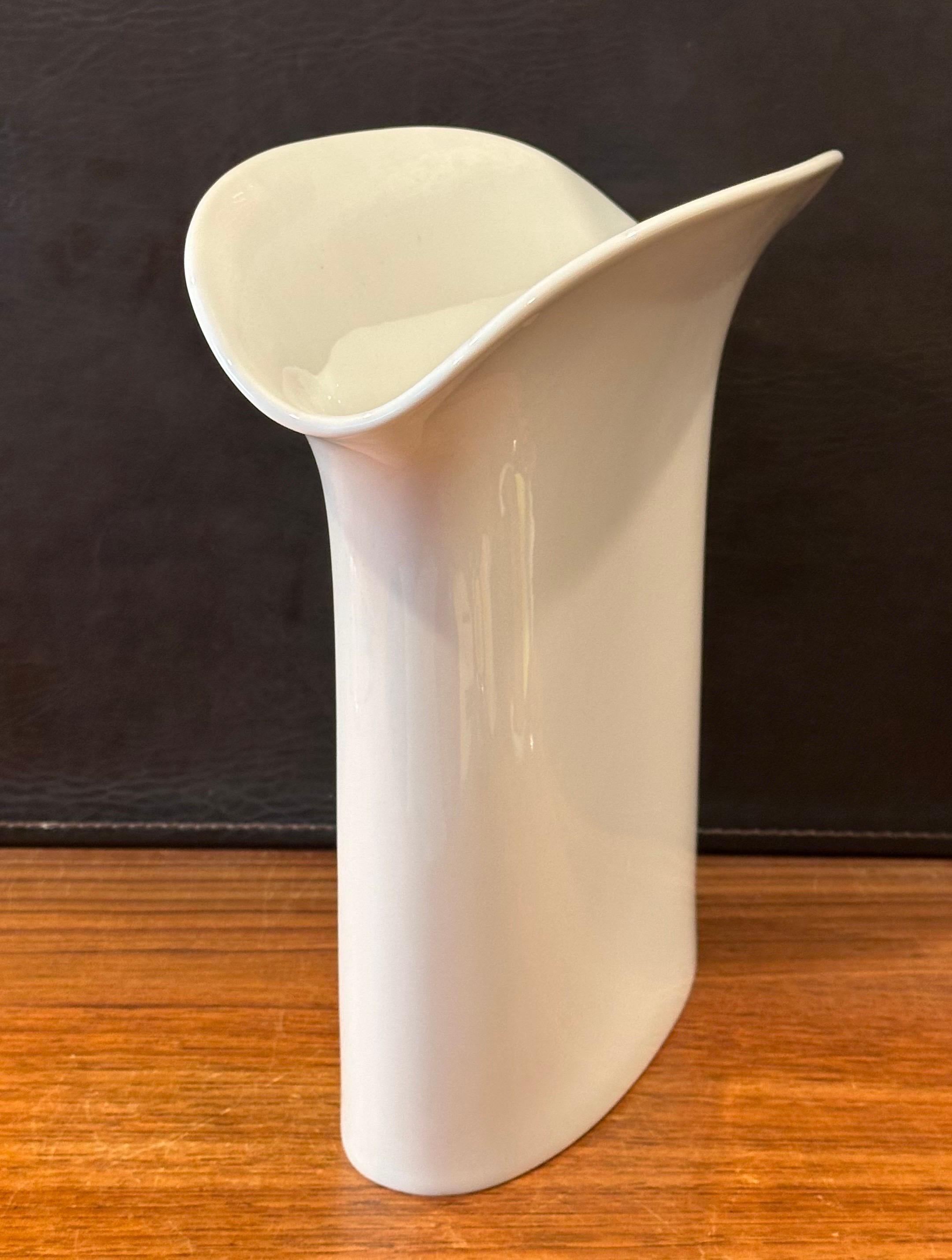 Große kannelierte weiße Porzellanvase der Moderne von Hutschenreuther im Angebot 1