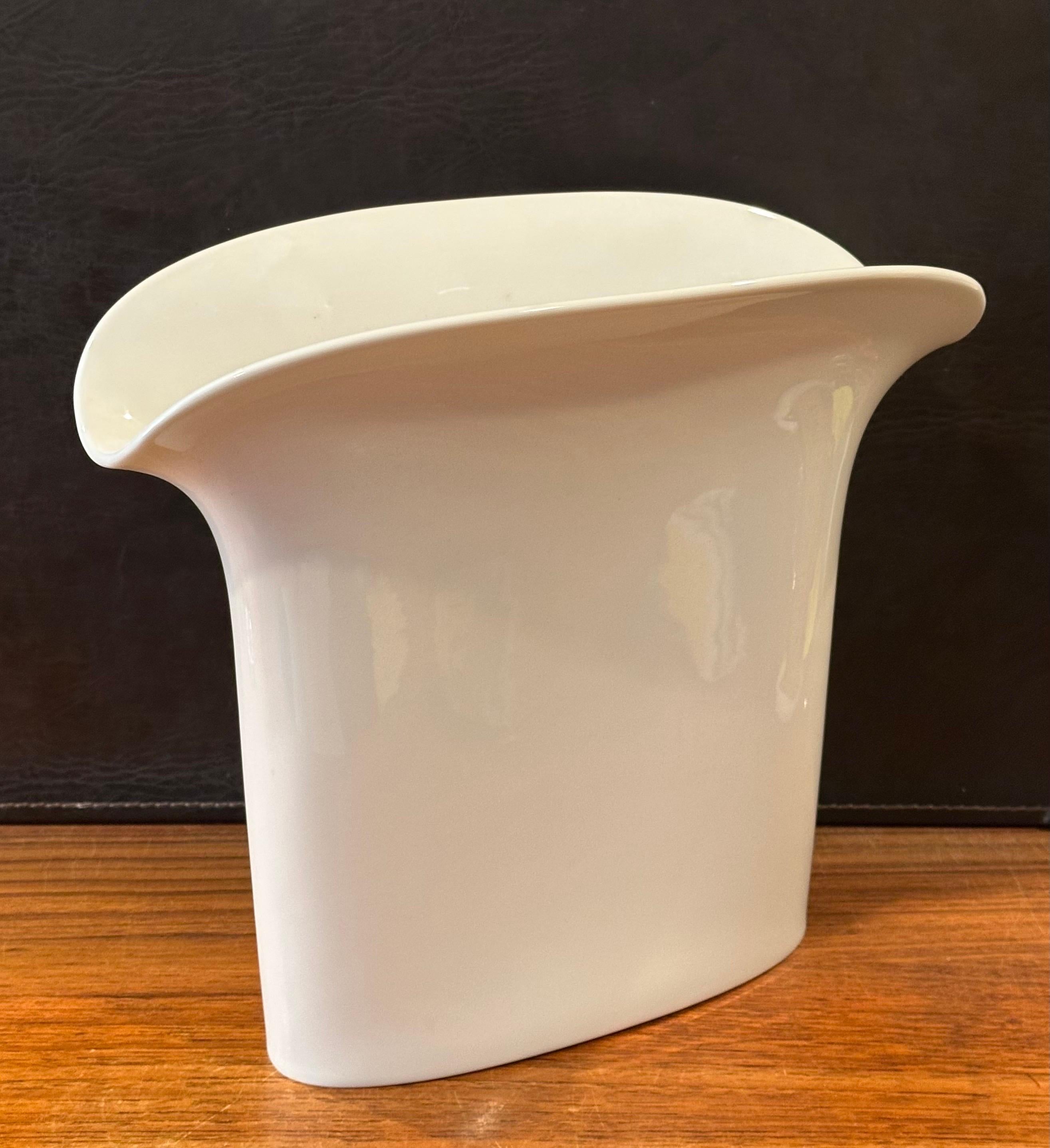Große kannelierte weiße Porzellanvase der Moderne von Hutschenreuther im Angebot 2